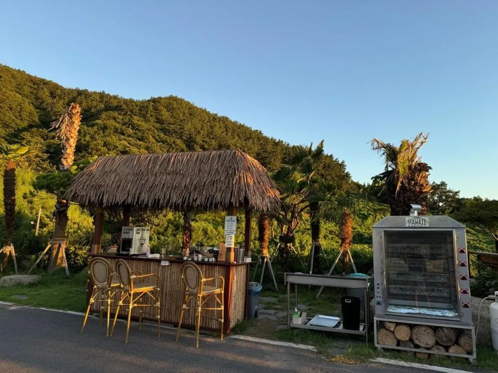 Road96 Caravan and Poolvilla