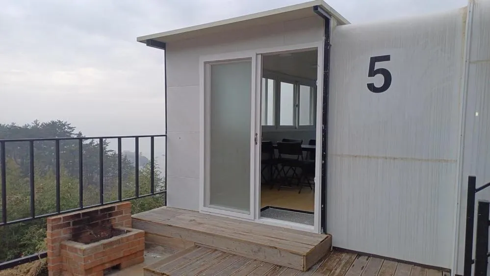 Road96 Caravan and Poolvilla