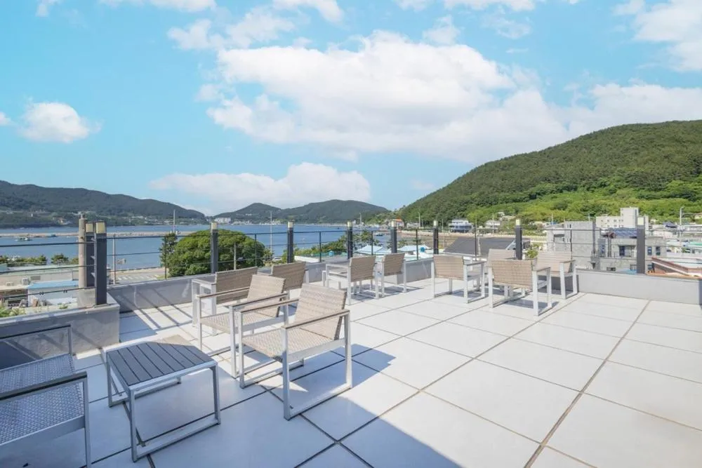 Geoje Yolo Guesthouse