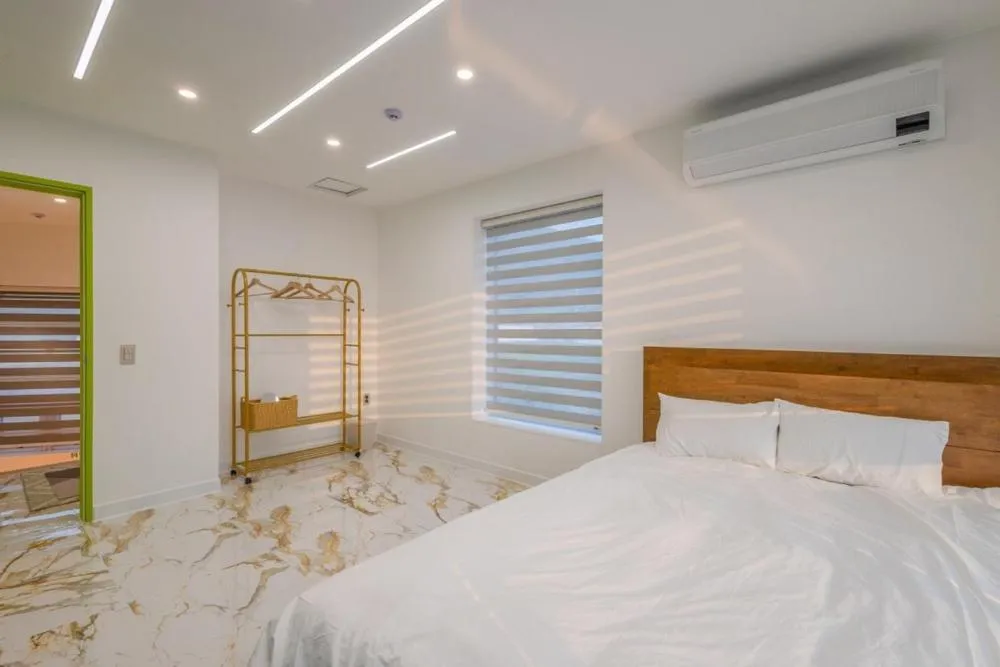 Bed in Namhae Boolgeun Noeul Pool Villa