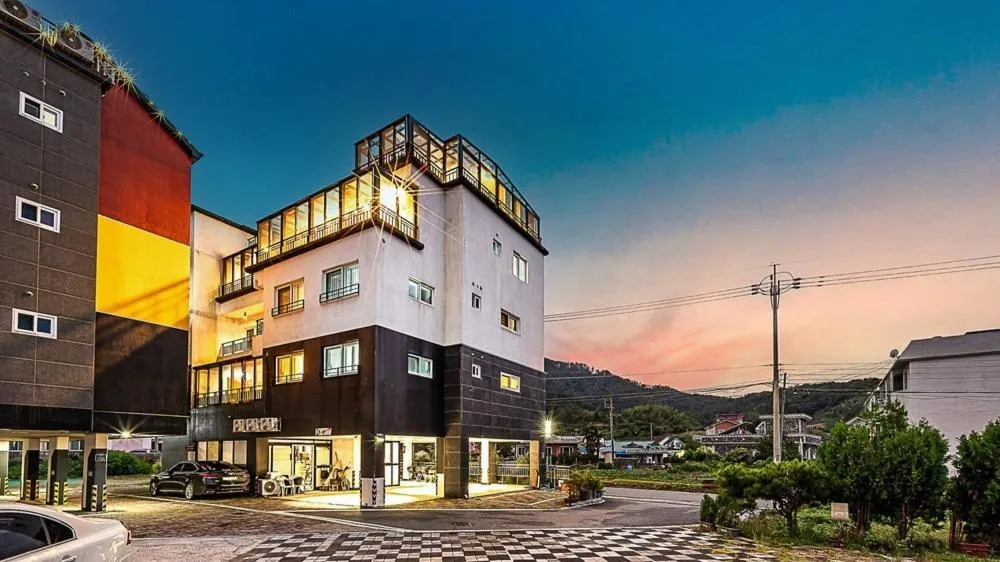 Geojedo Modern 239 Pension Spa, Netflix, Munhwanuri