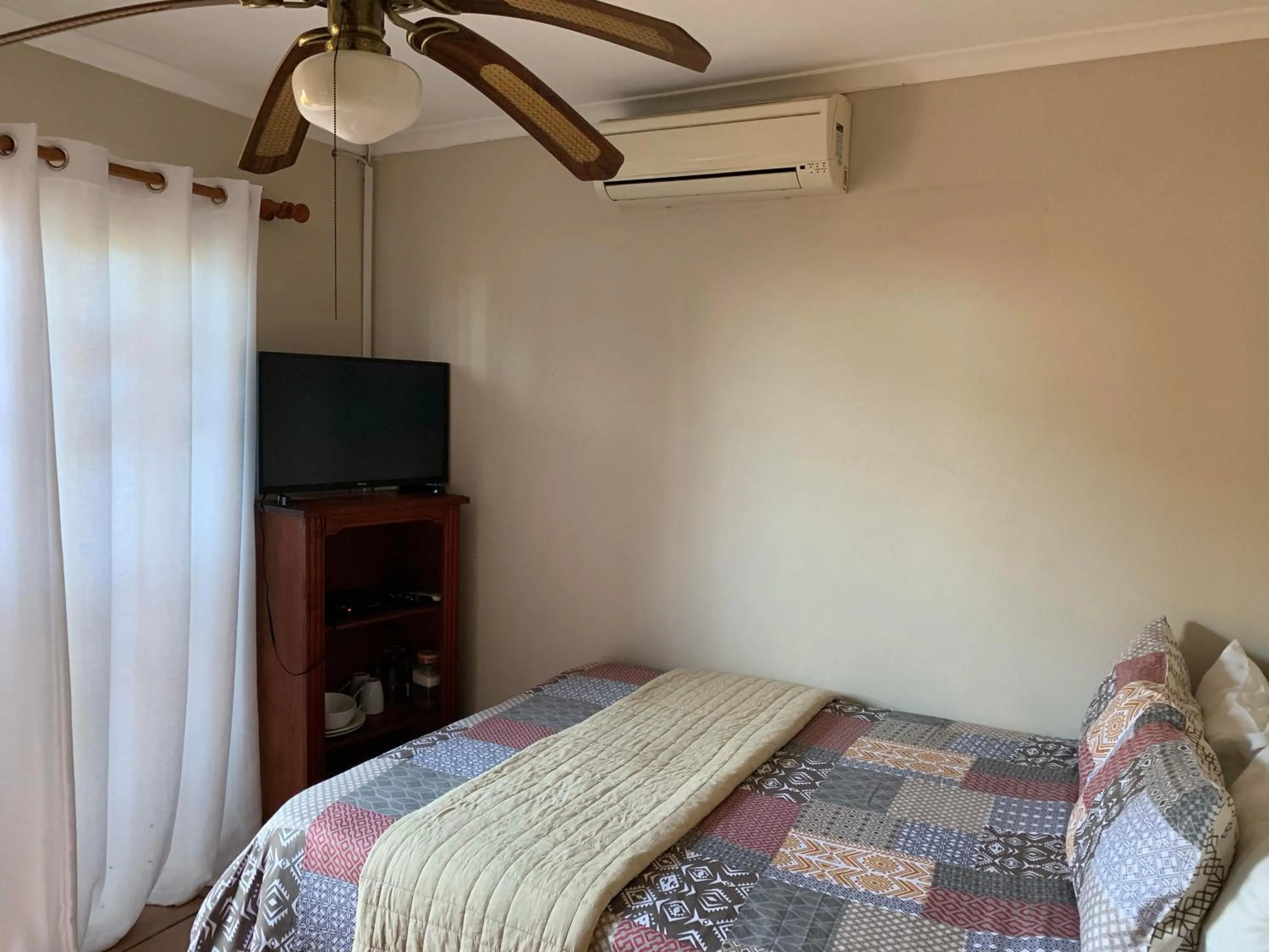 TV and multimedia, Bed in Carrington Guest House