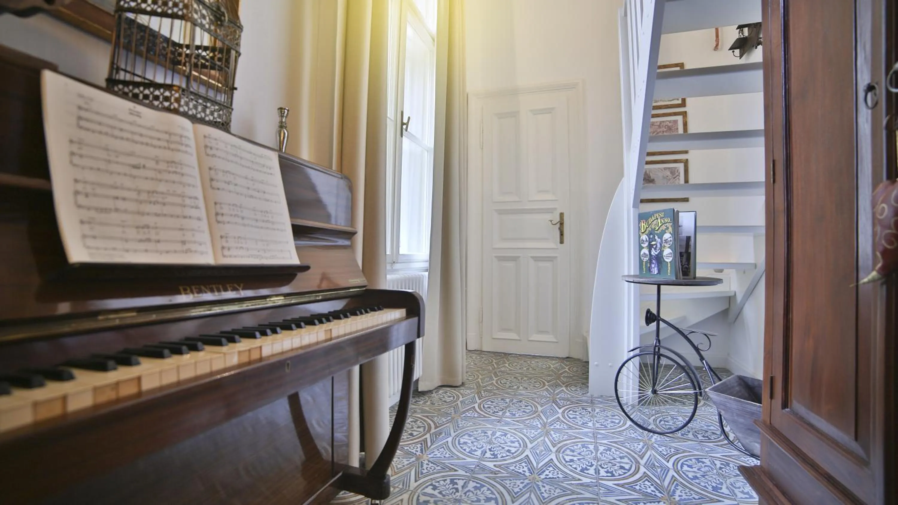 Decorative detail in Nadi's Home – Heart of Budapest