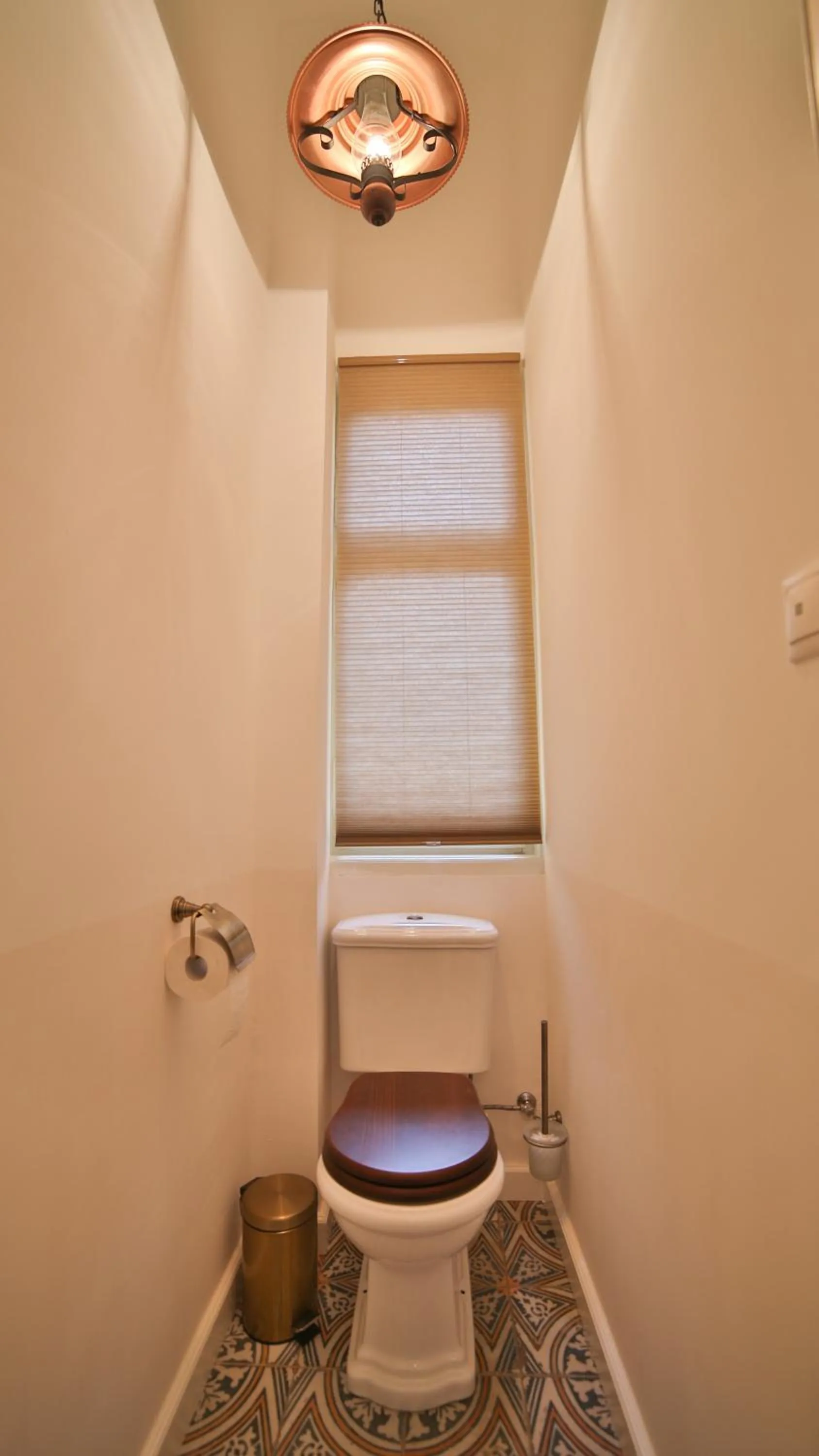 Toilet in Nadi's Home – Heart of Budapest