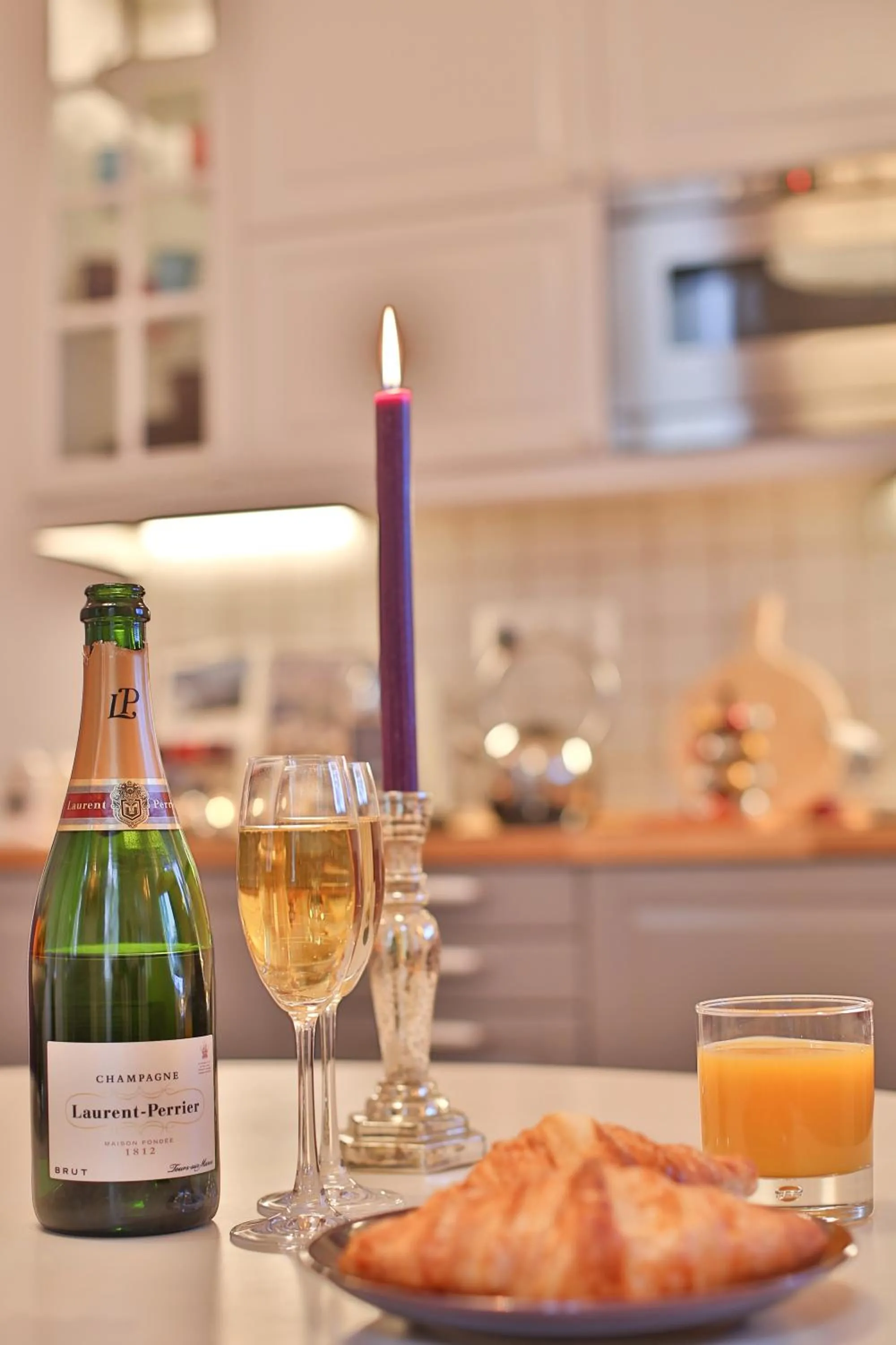 Drinks in Nadi's Home – Heart of Budapest