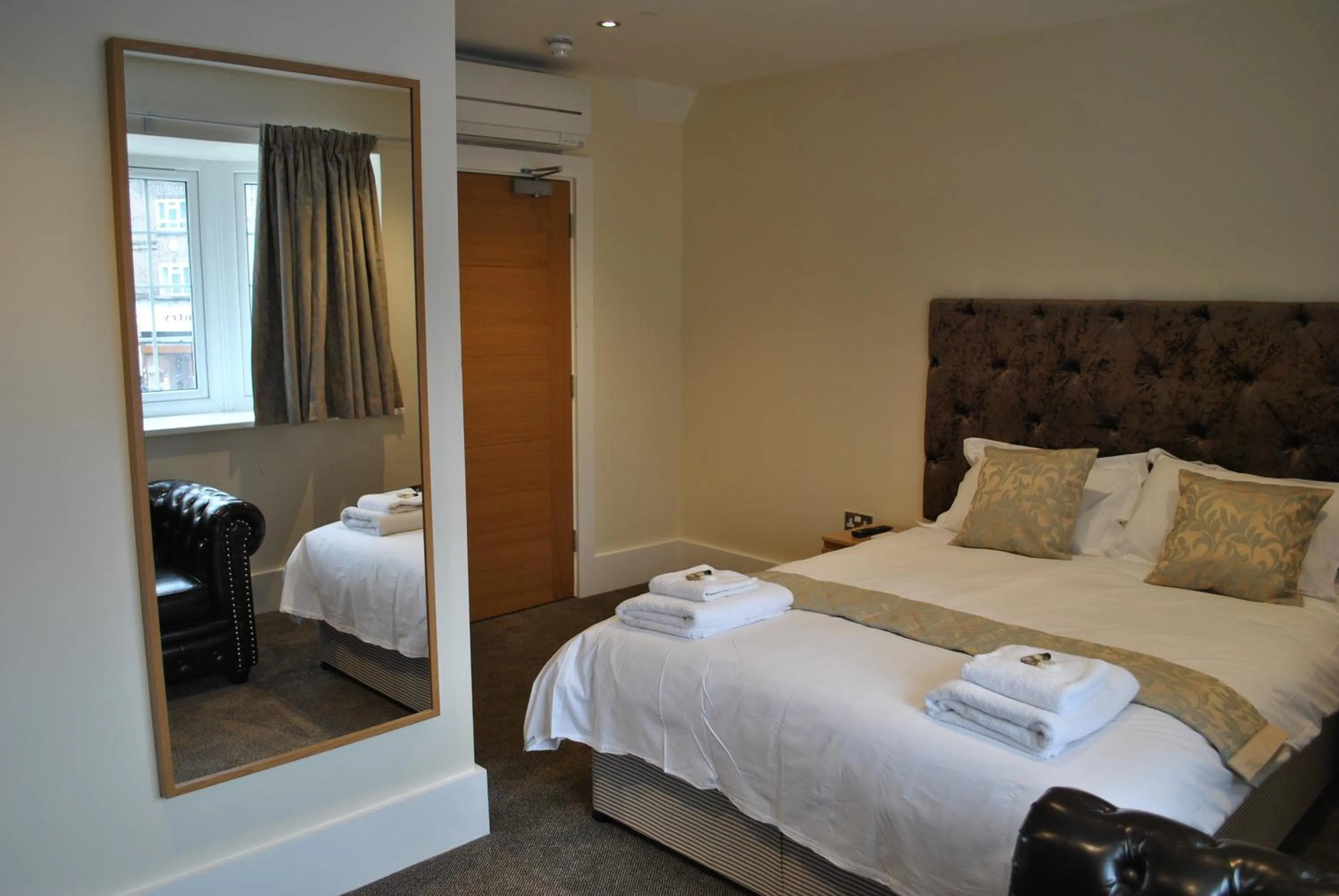 Photo of the whole room, Bed in Dreams Hotel