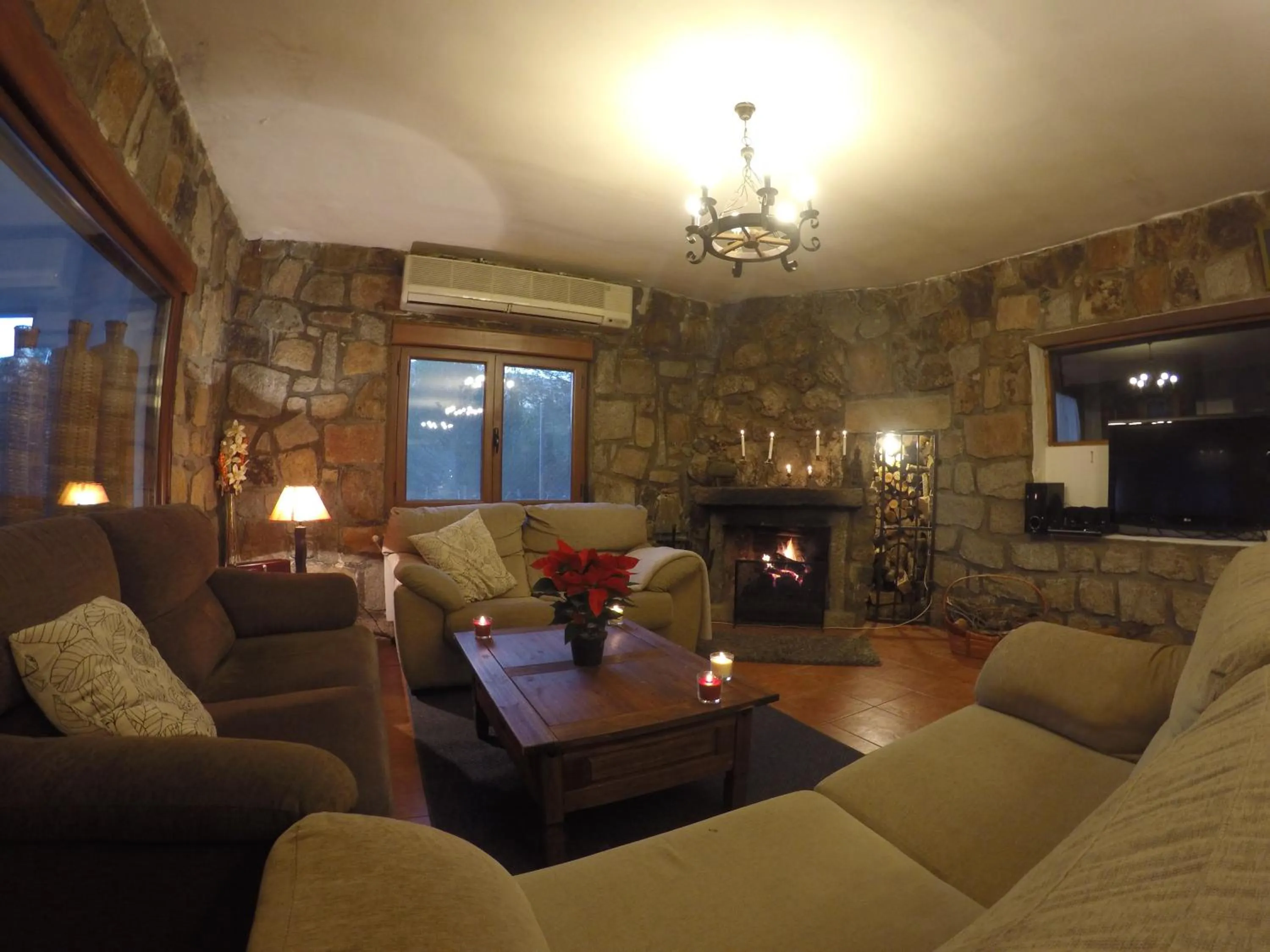 Communal lounge/ TV room in Hotel Rural El Arca de Noé