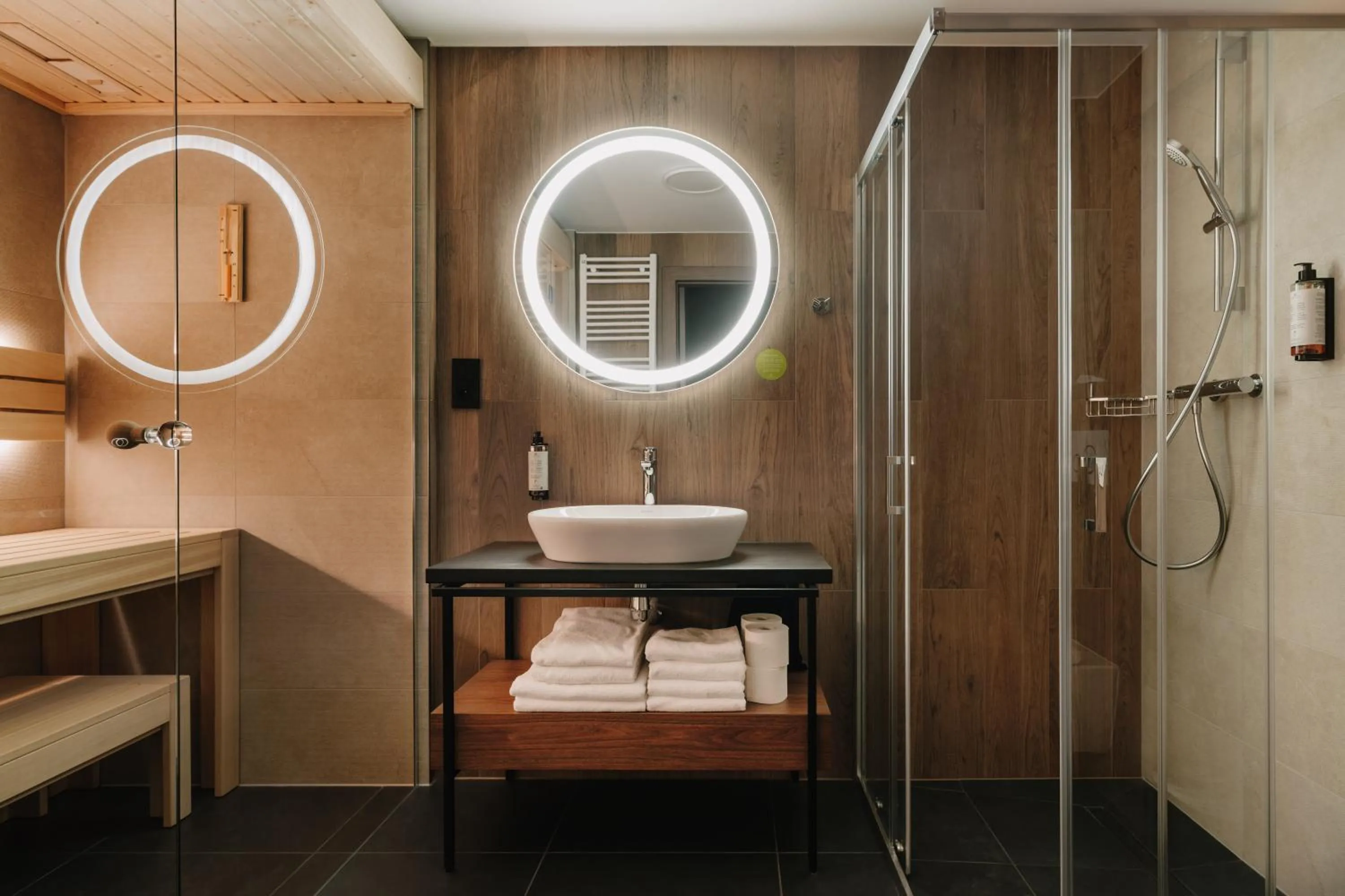 Shower in Forest Park Resort & SPA