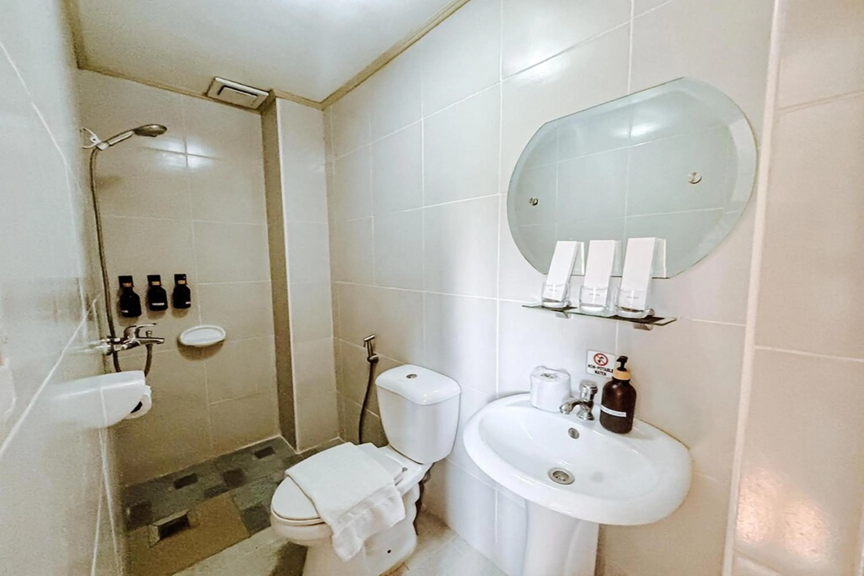 Bathroom in Casa Luciana Hotel