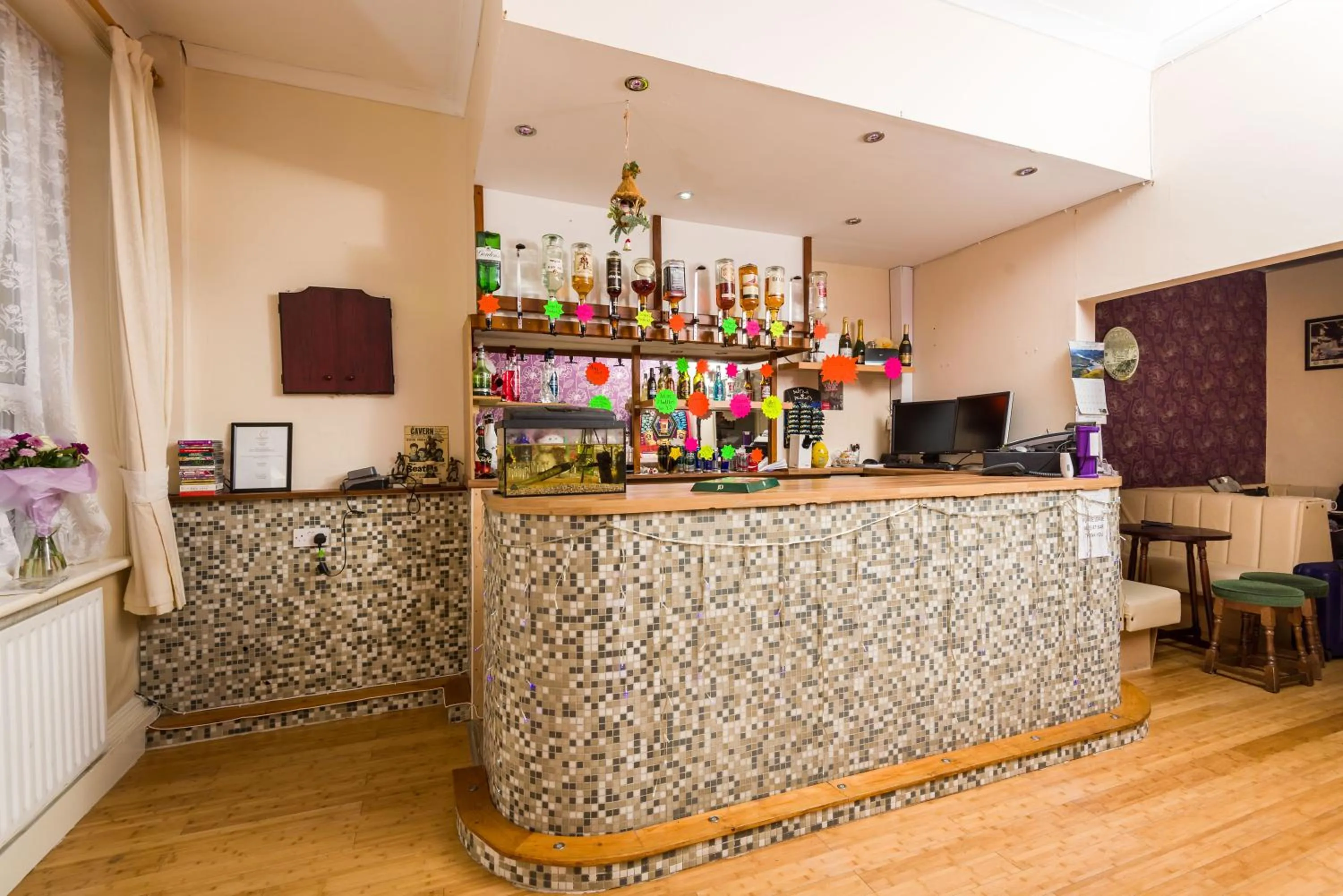 Lounge or bar in UK Travel & Hospitality LTD TA Canberra Hotel