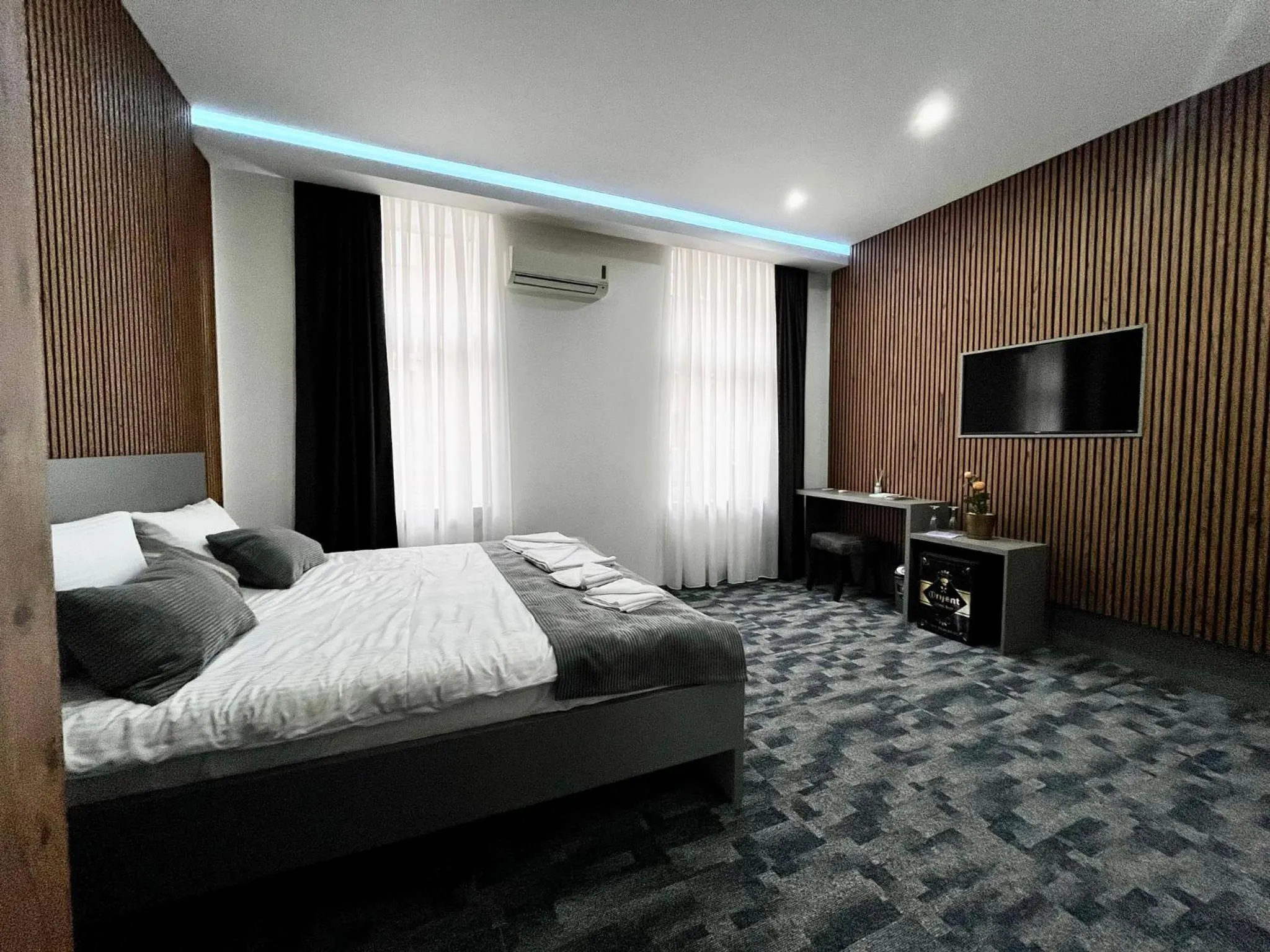 Evening entertainment, Bed in Residence Inn Orijent