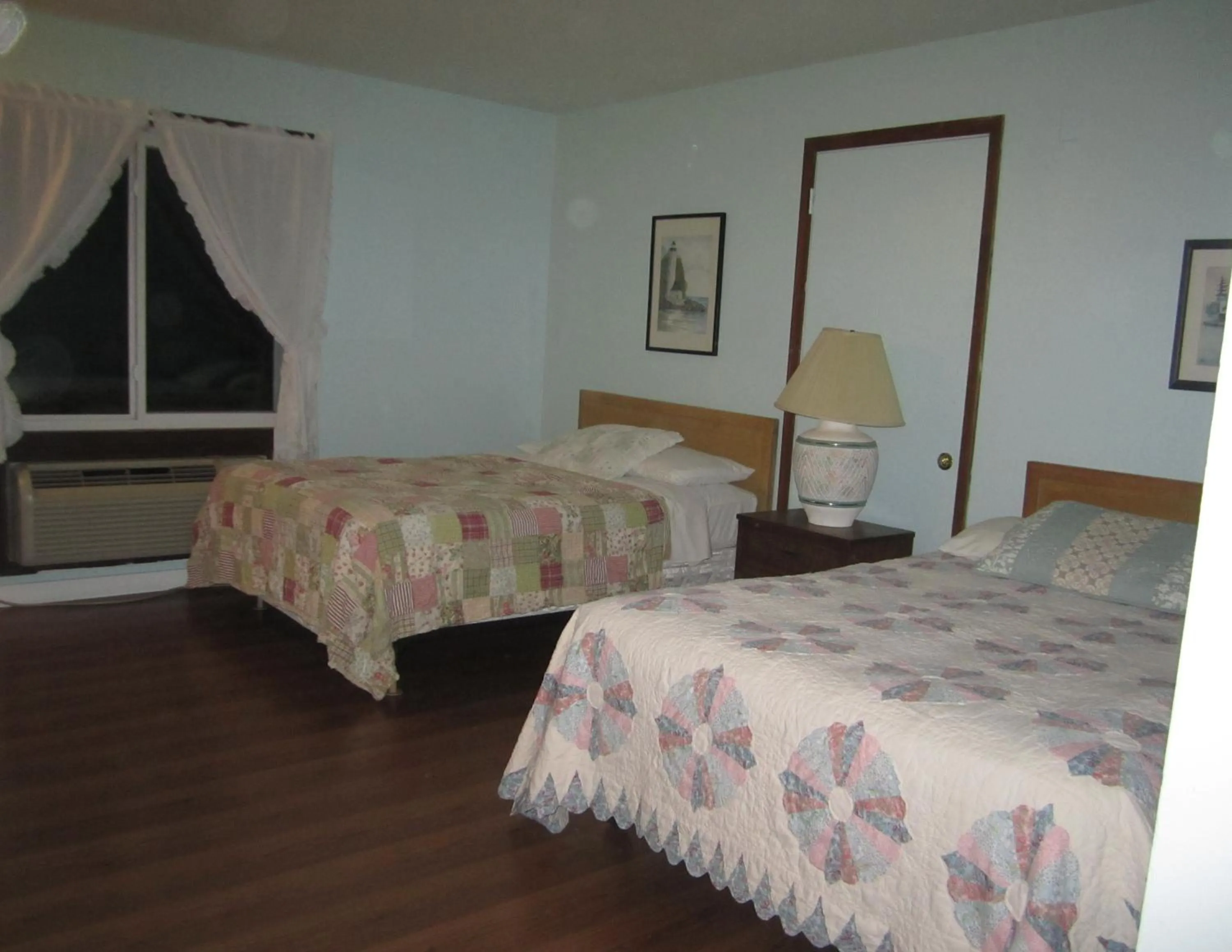 Photo of the whole room, Bed in Chaffee Lodge