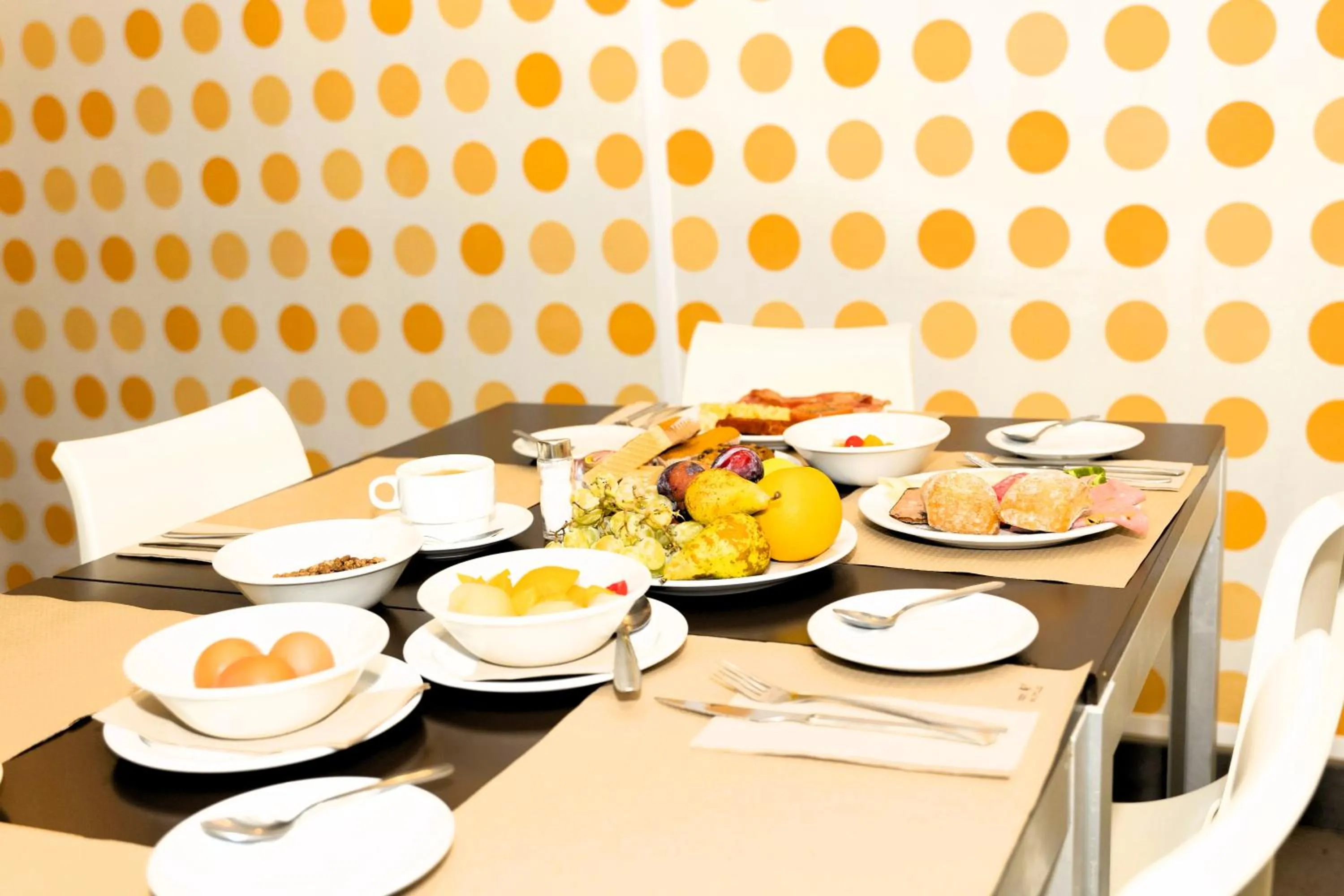 Restaurant/places to eat in Sol y Sombra