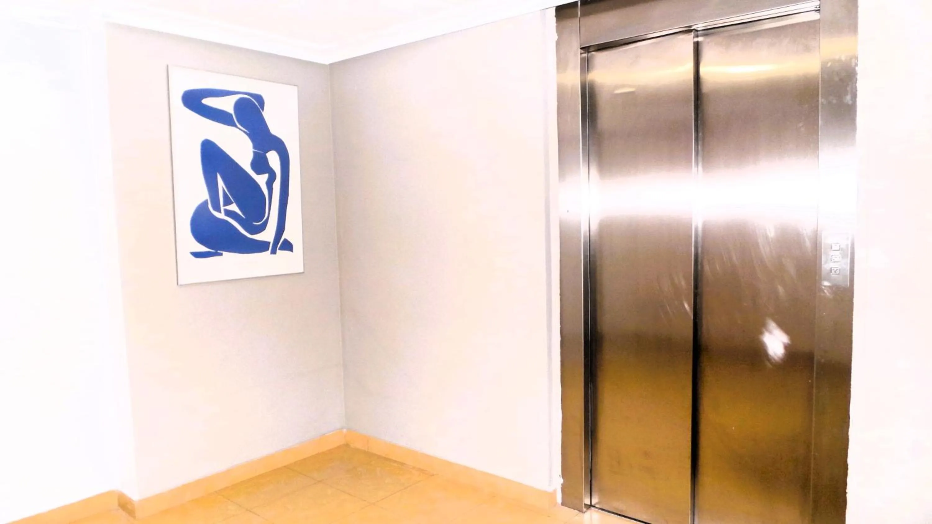 elevator in Sol y Sombra