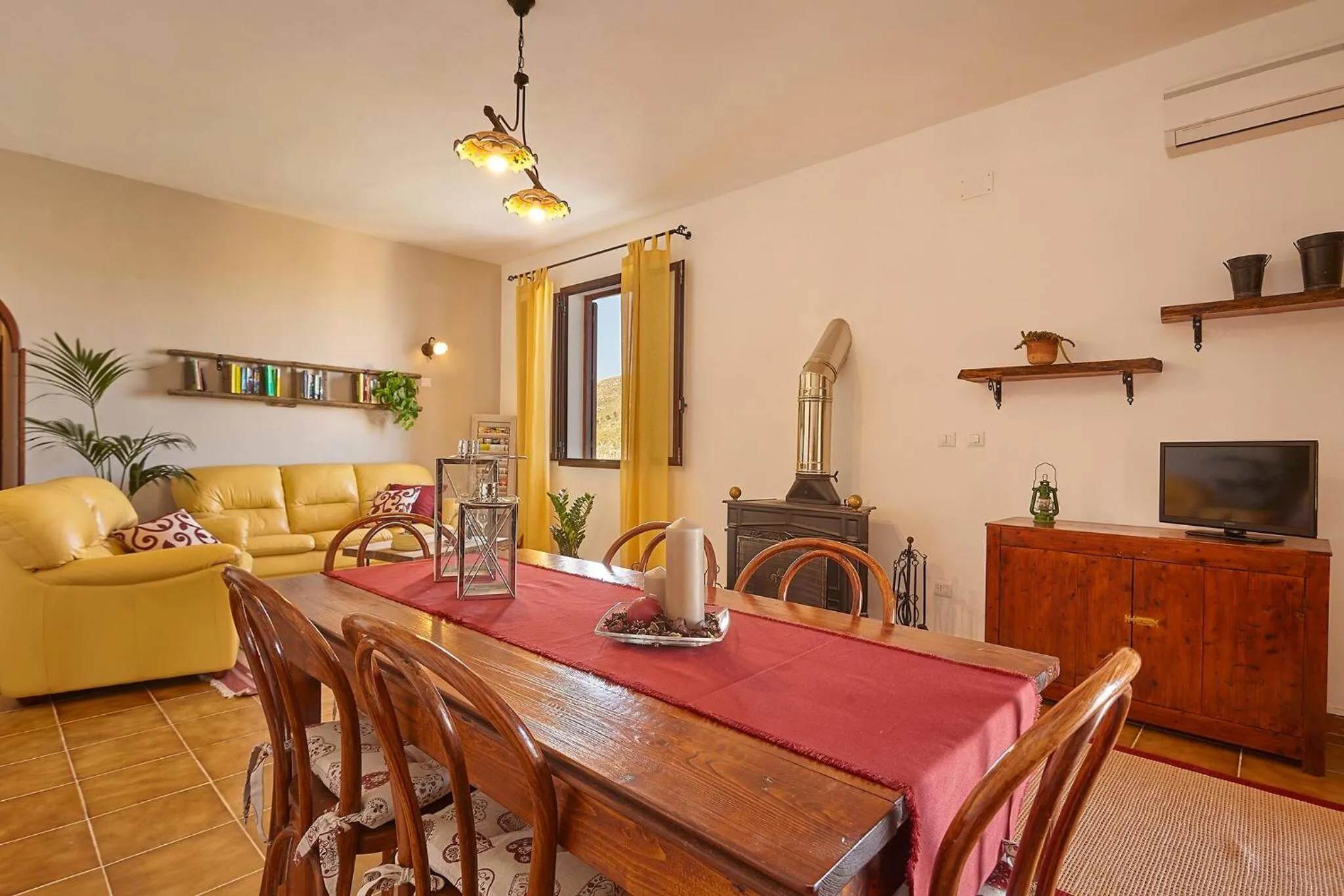 Communal lounge/ TV room in Villa del Poggio