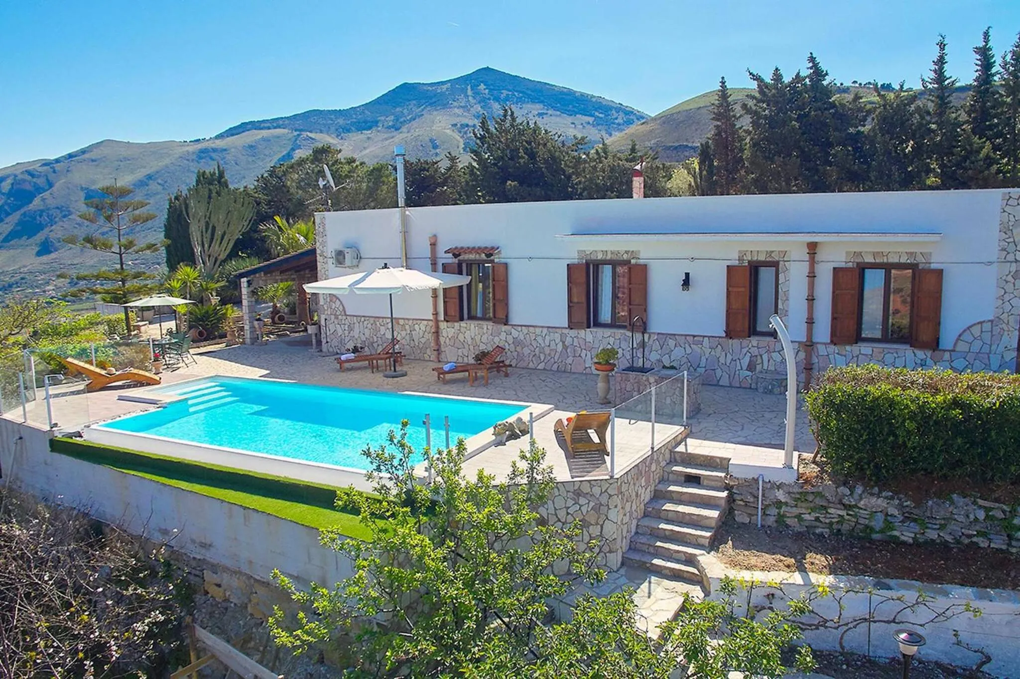 Swimming pool in Villa del Poggio