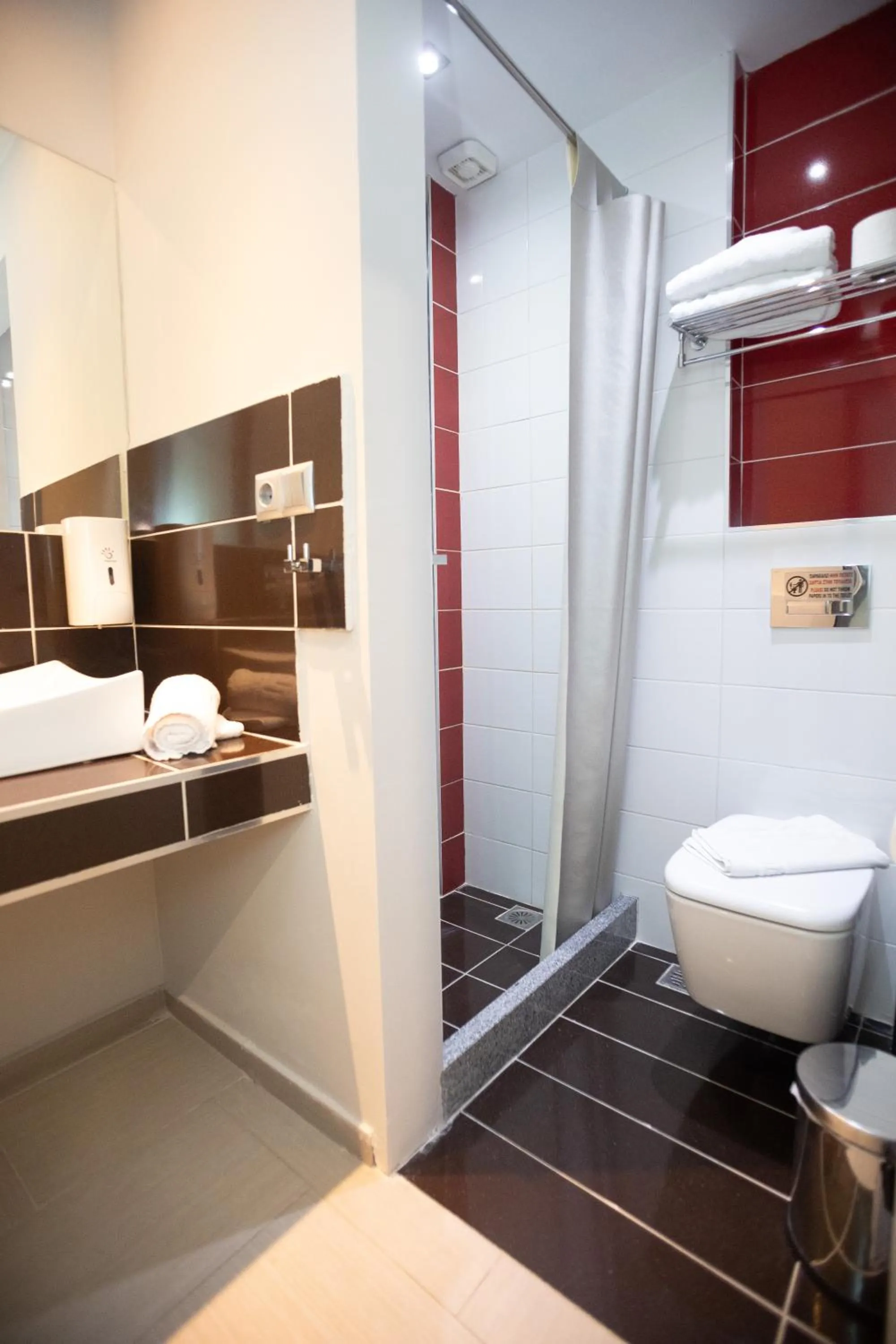 Shower in Amalia Center