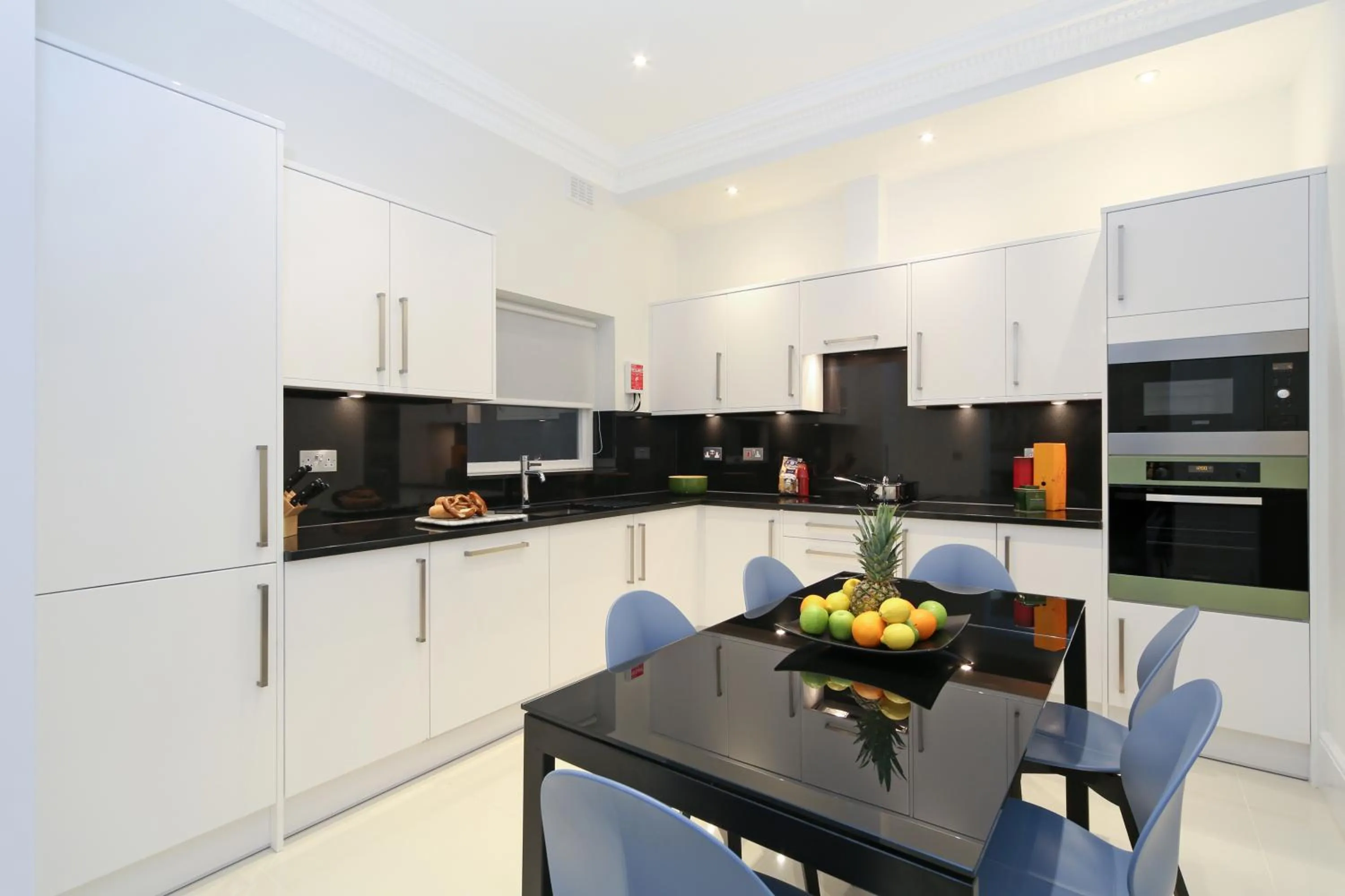 Kitchen or kitchenette in Queensgate Court