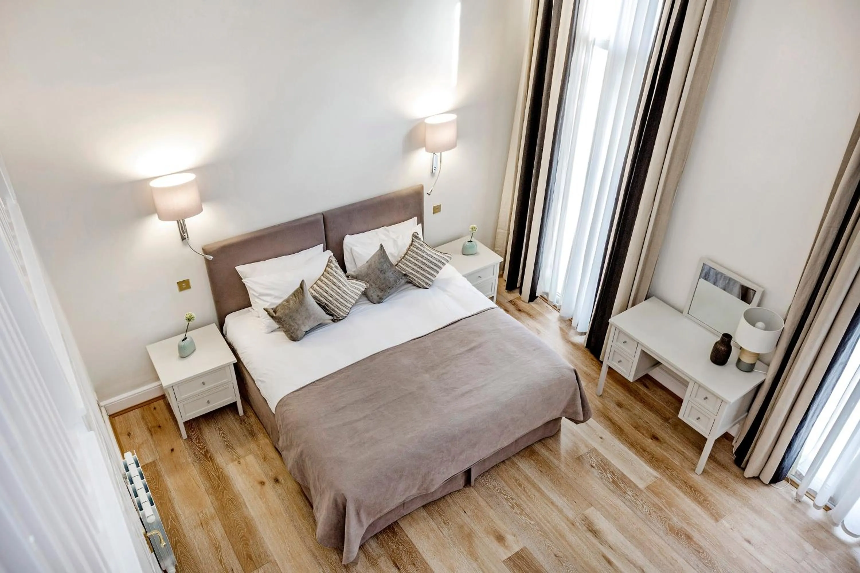 Bedroom, Bed in Queensgate Court