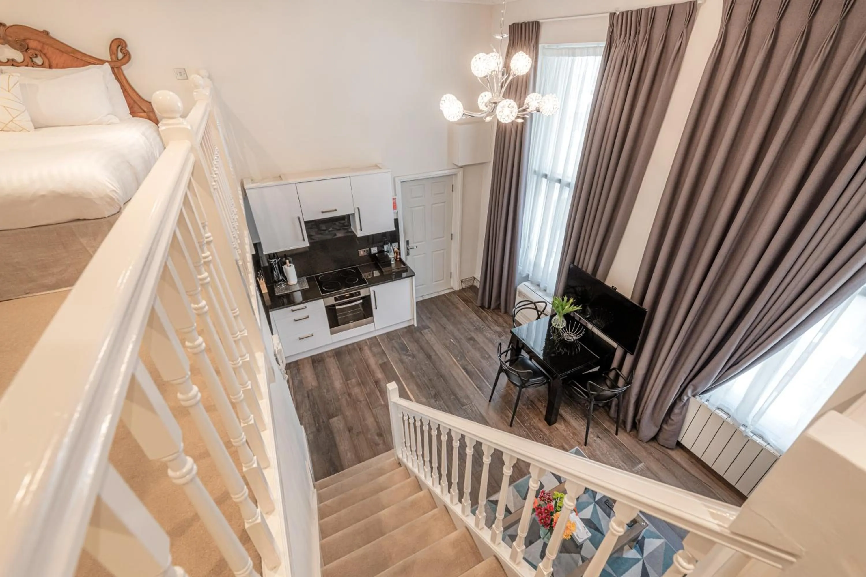 Photo of the whole room in Queensgate Court