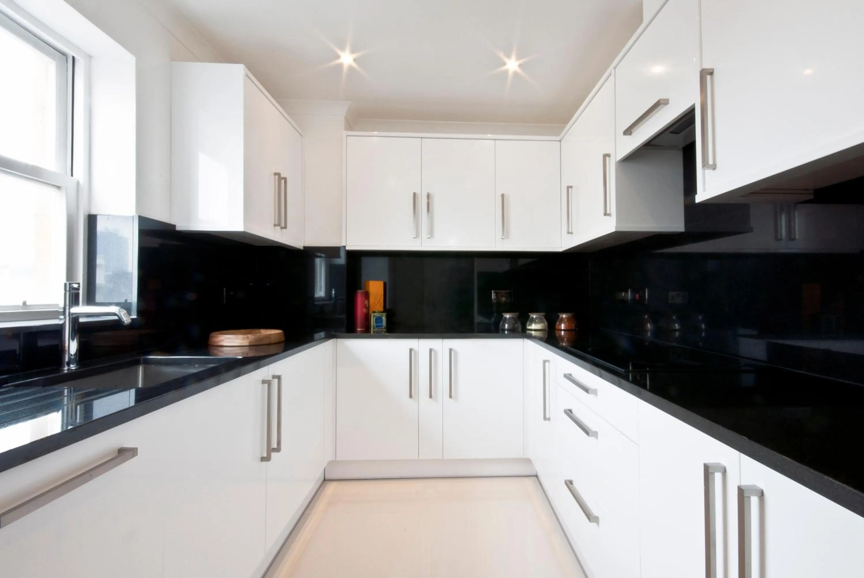 Kitchen or kitchenette in Queensgate Court Apartments