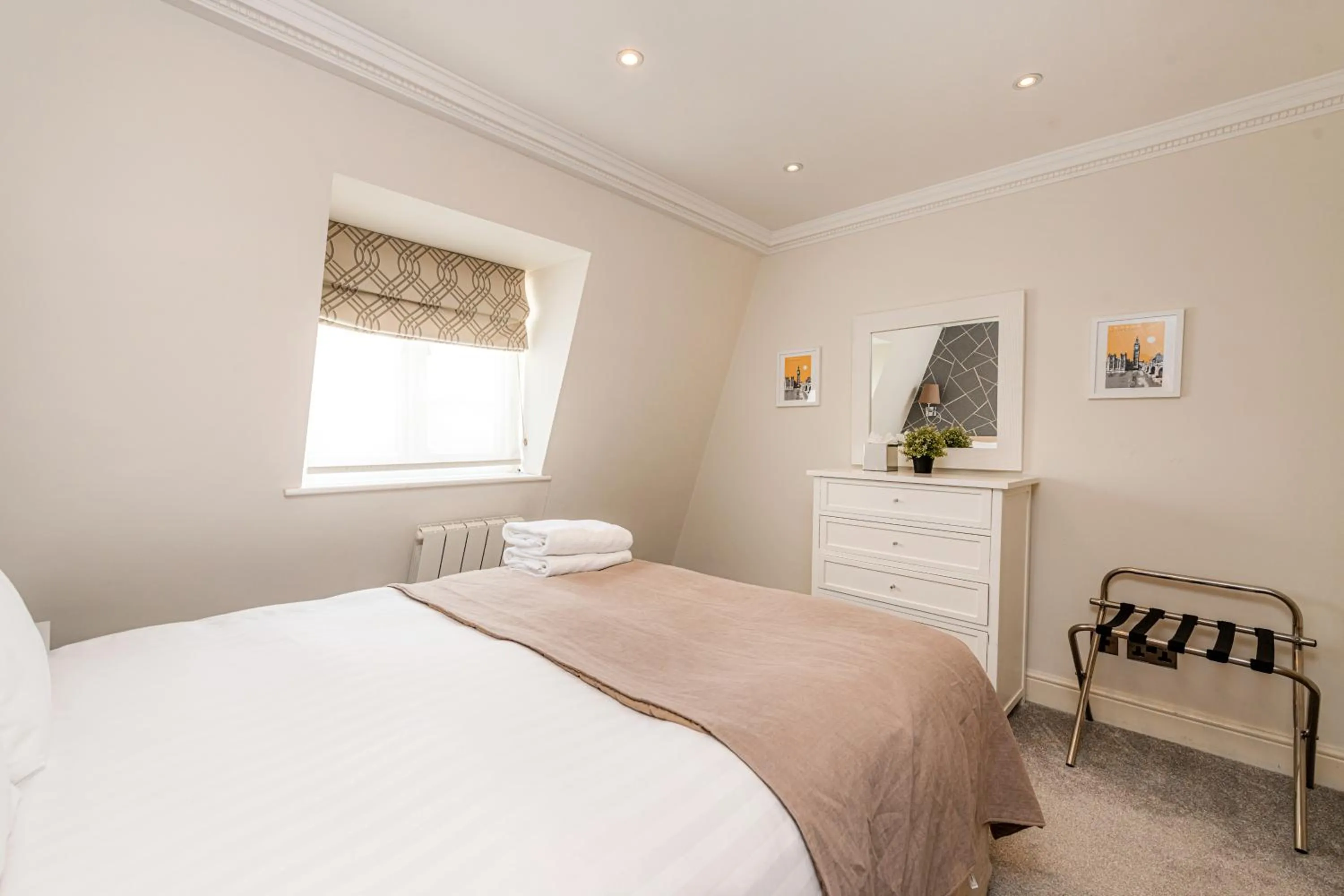 Bedroom, Bed in Queensgate Court