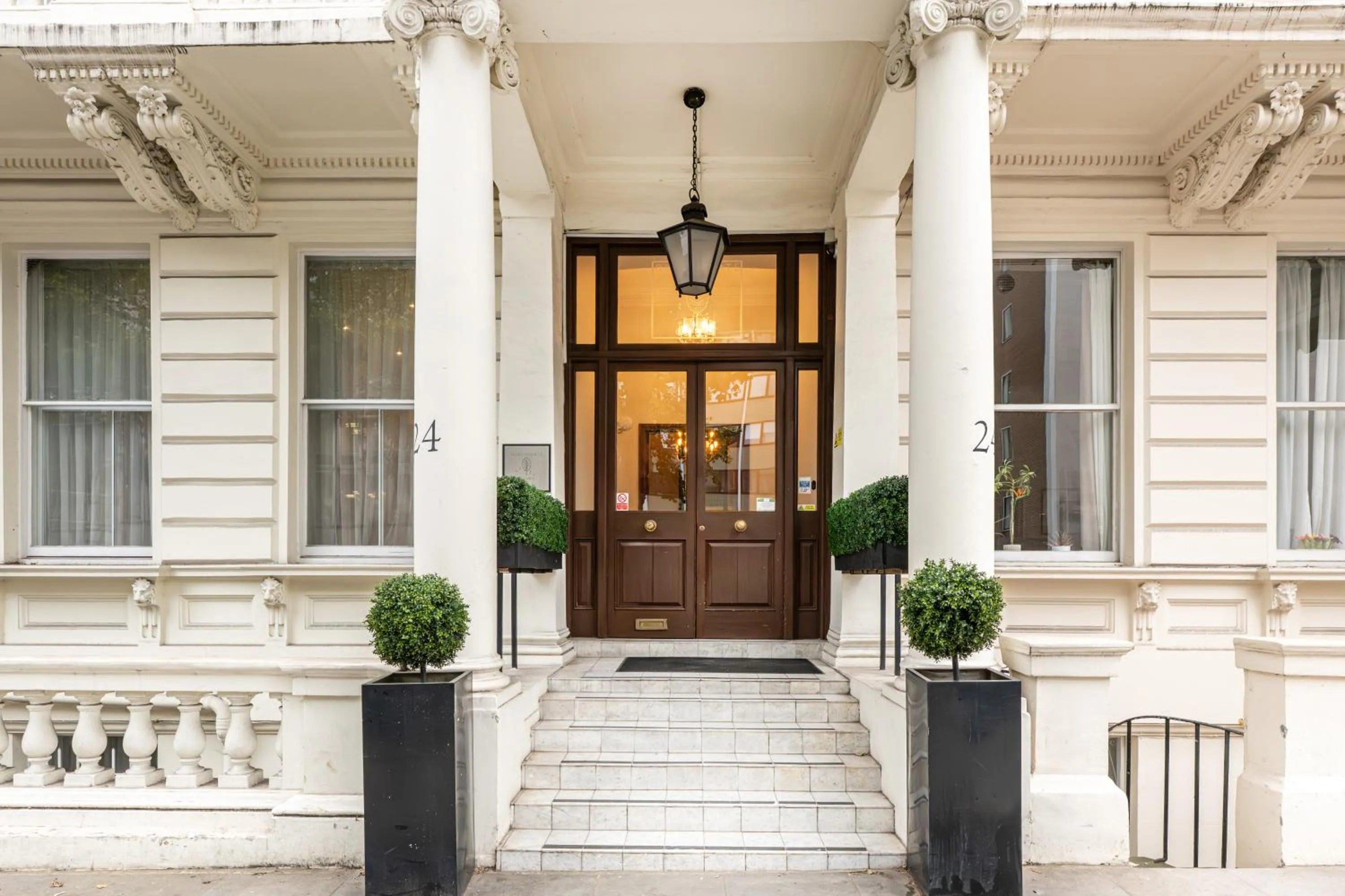 Facade/entrance in Queensgate Court