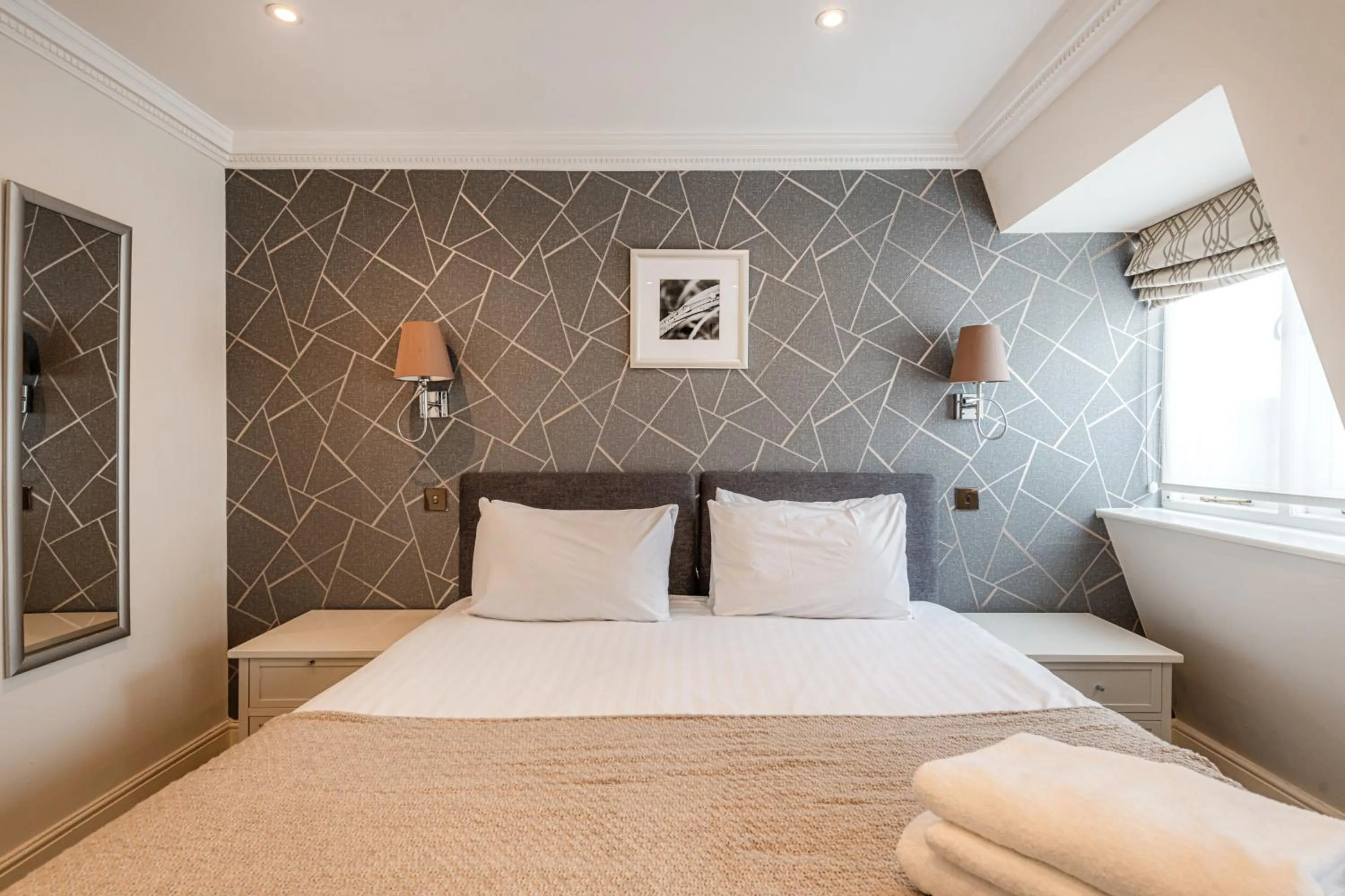 Bedroom, Bed in Queensgate Court