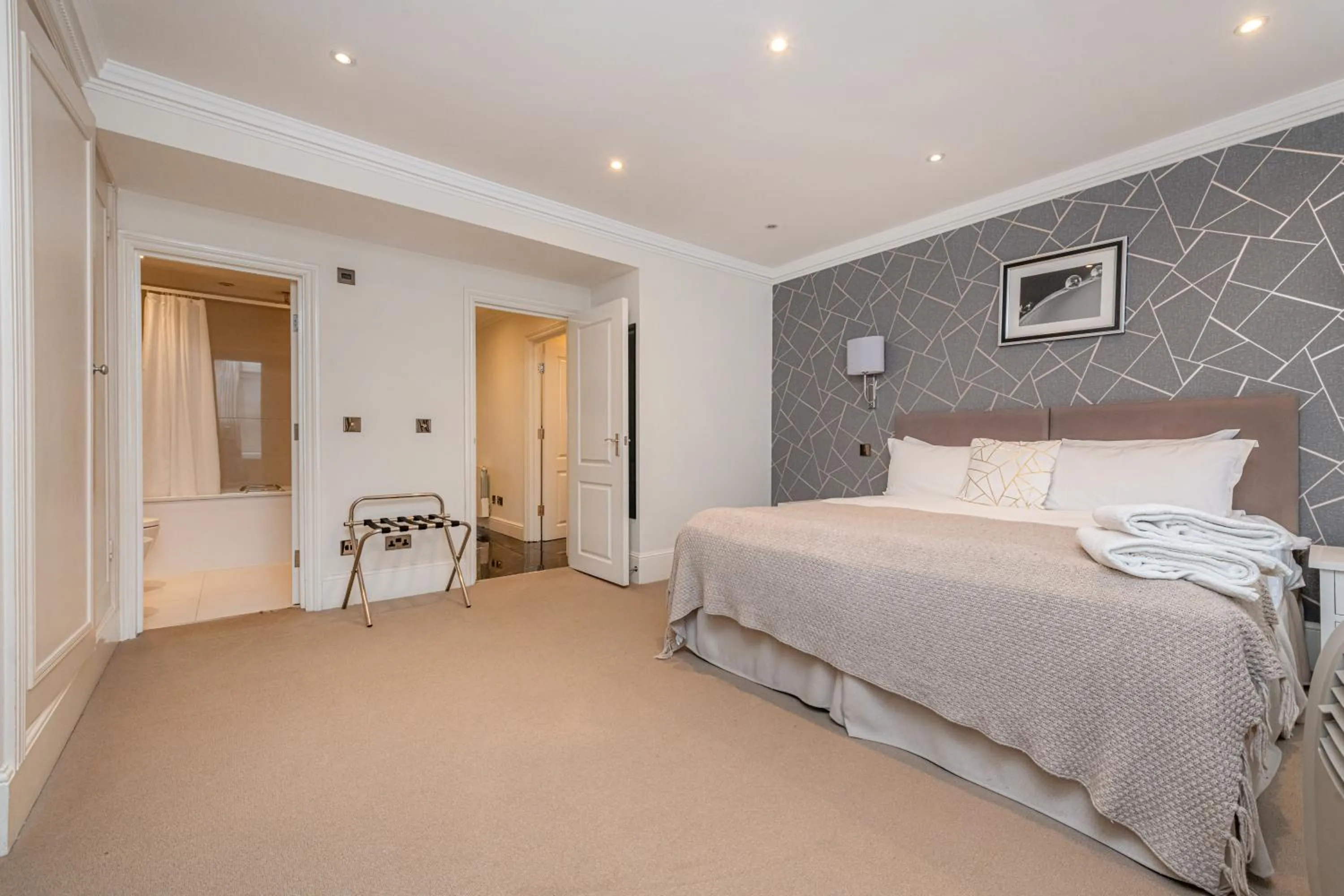 Bedroom, Bed in Queensgate Court