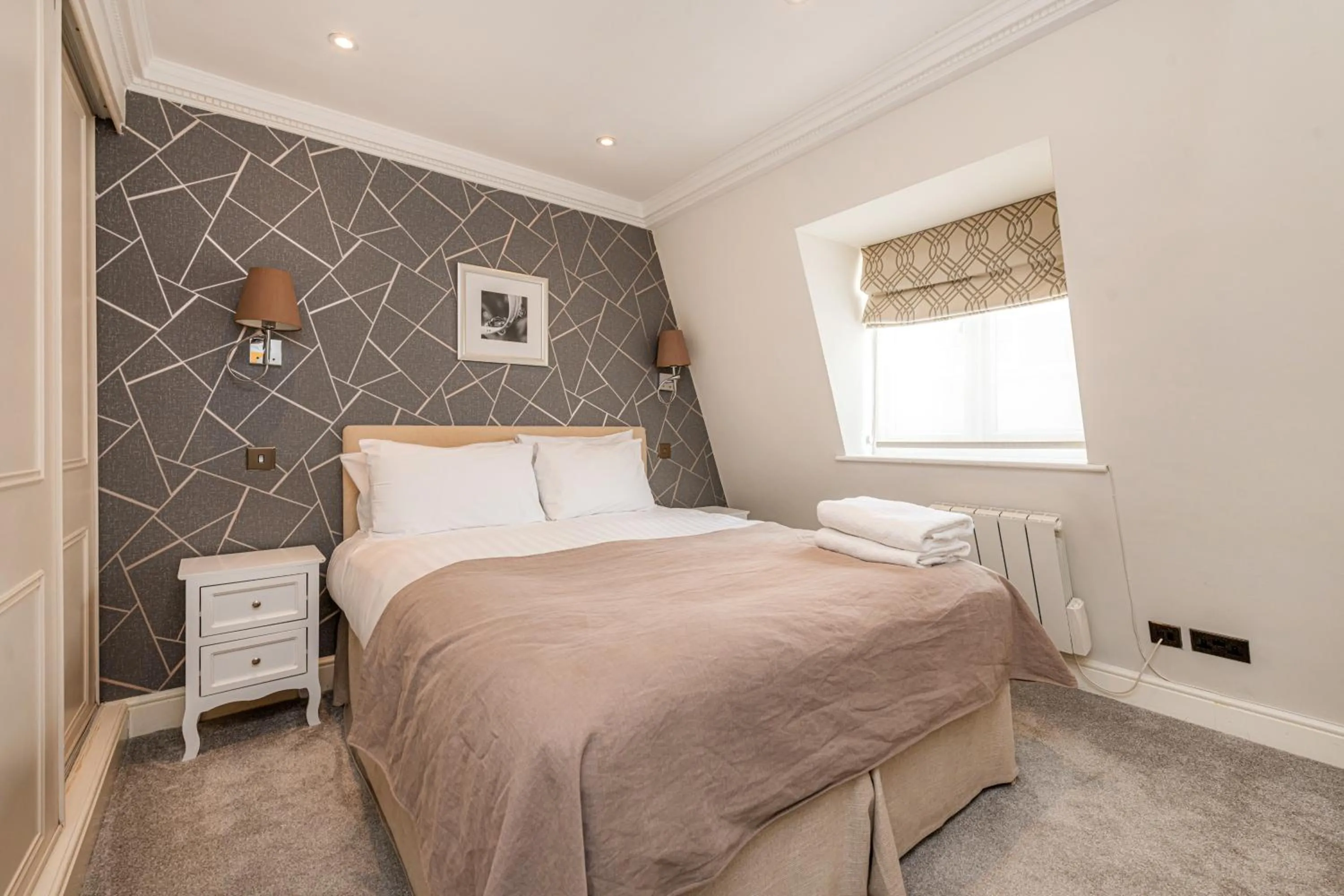 Bedroom, Bed in Queensgate Court