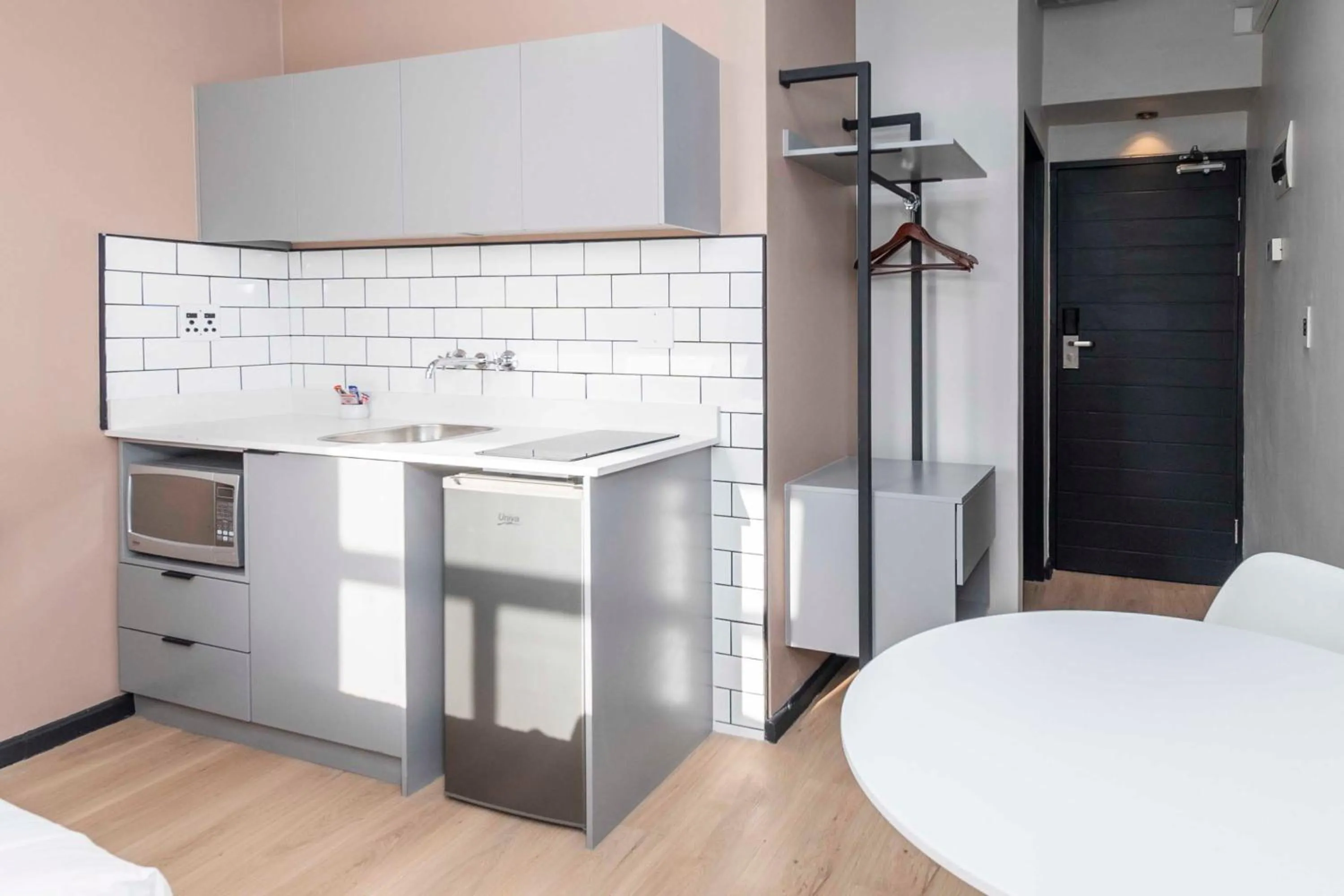 Kitchen or kitchenette, Bed in HAVN Aparthotel by Totalstay