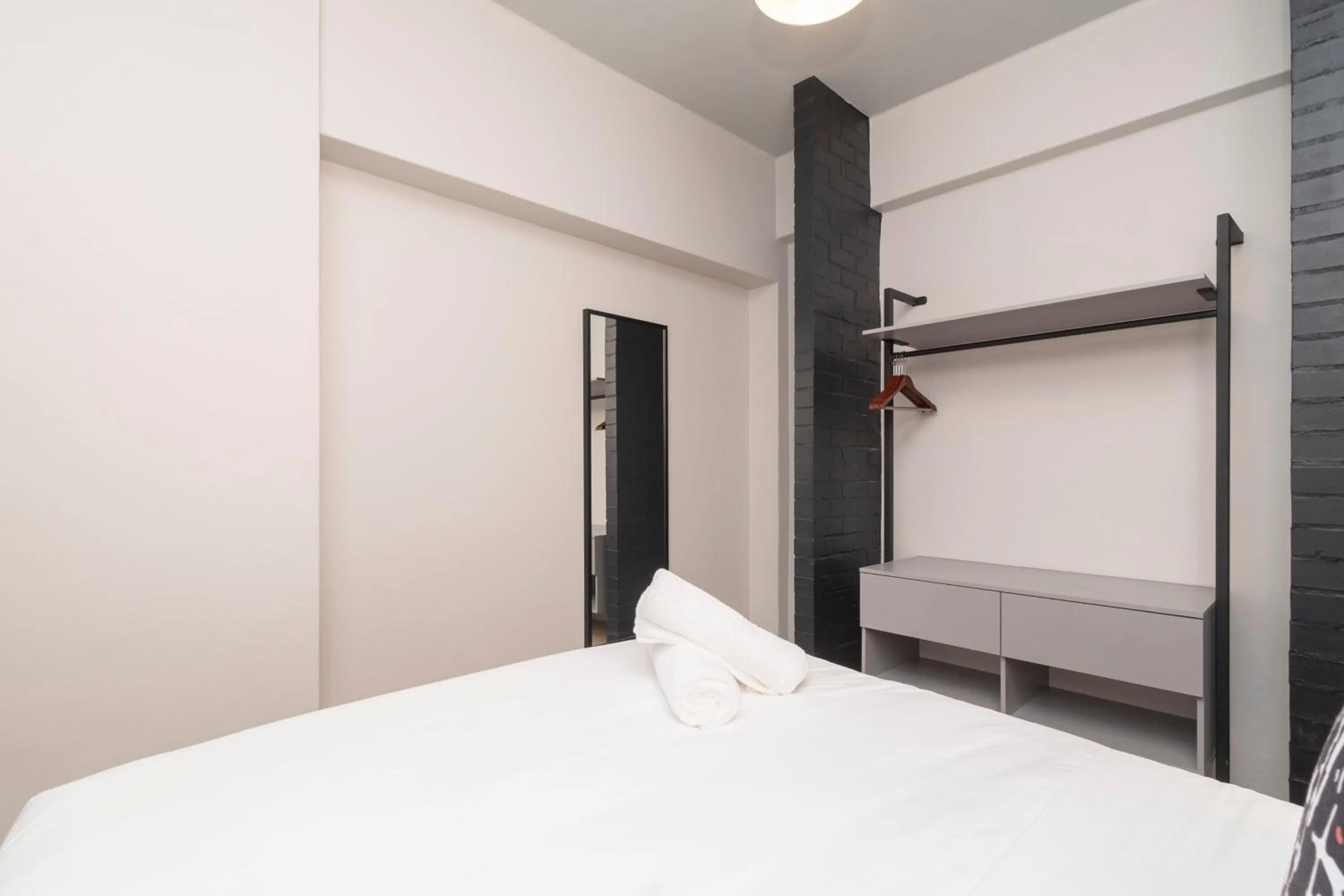wardrobe, Bed in HAVN Aparthotel by Totalstay