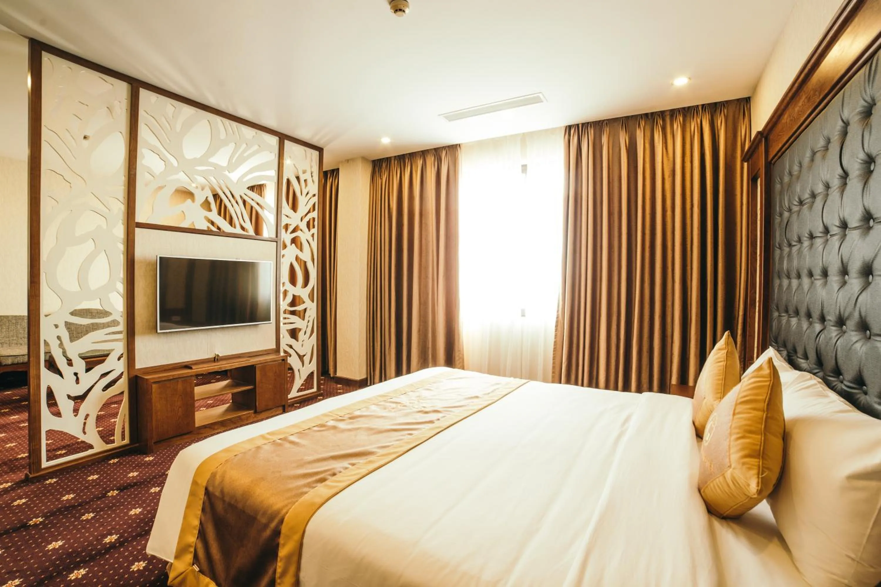 Communal lounge/ TV room, Bed in Grand Móng Cái Hotel