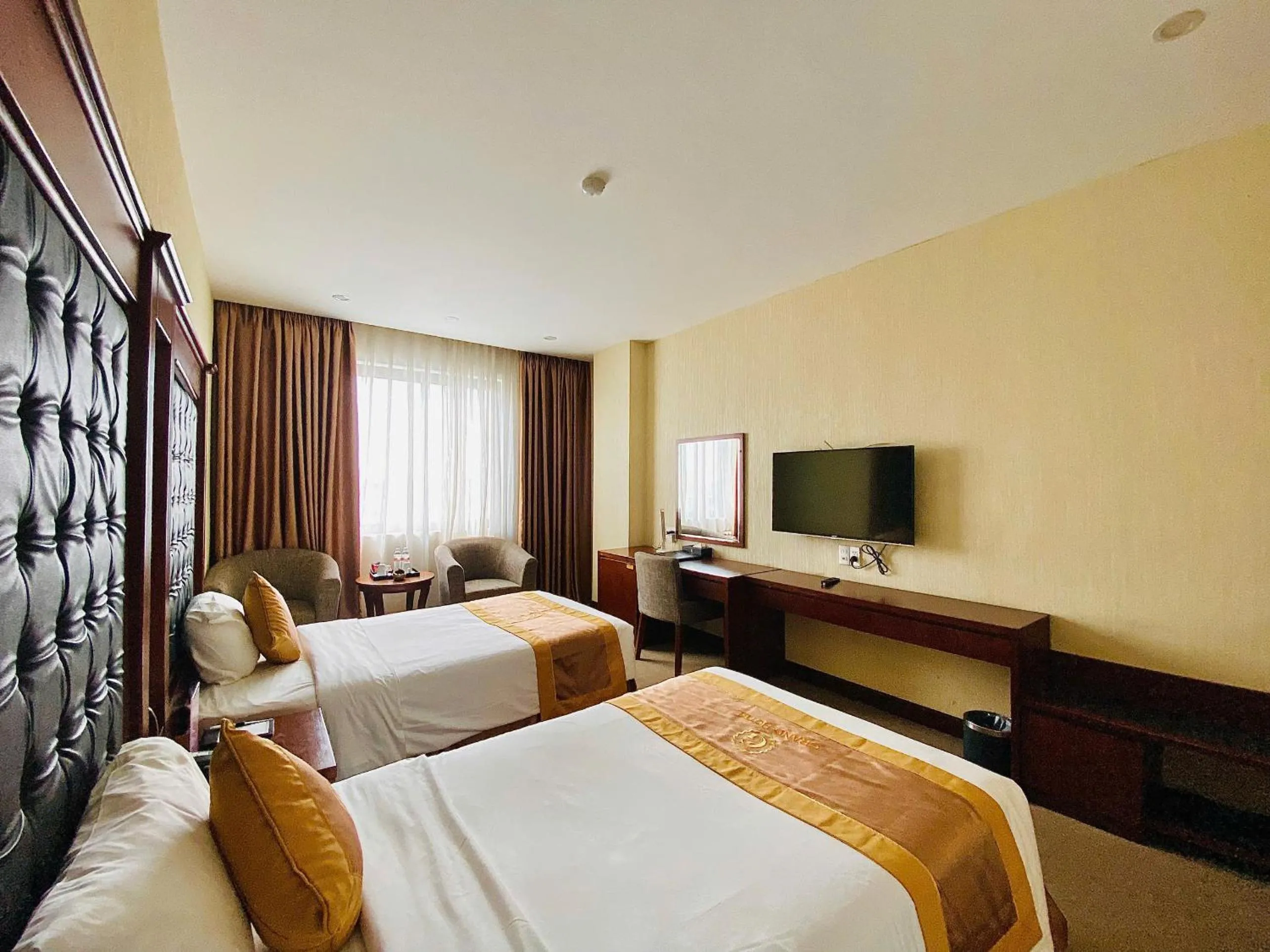 Communal lounge/ TV room, Bed in Grand Móng Cái Hotel