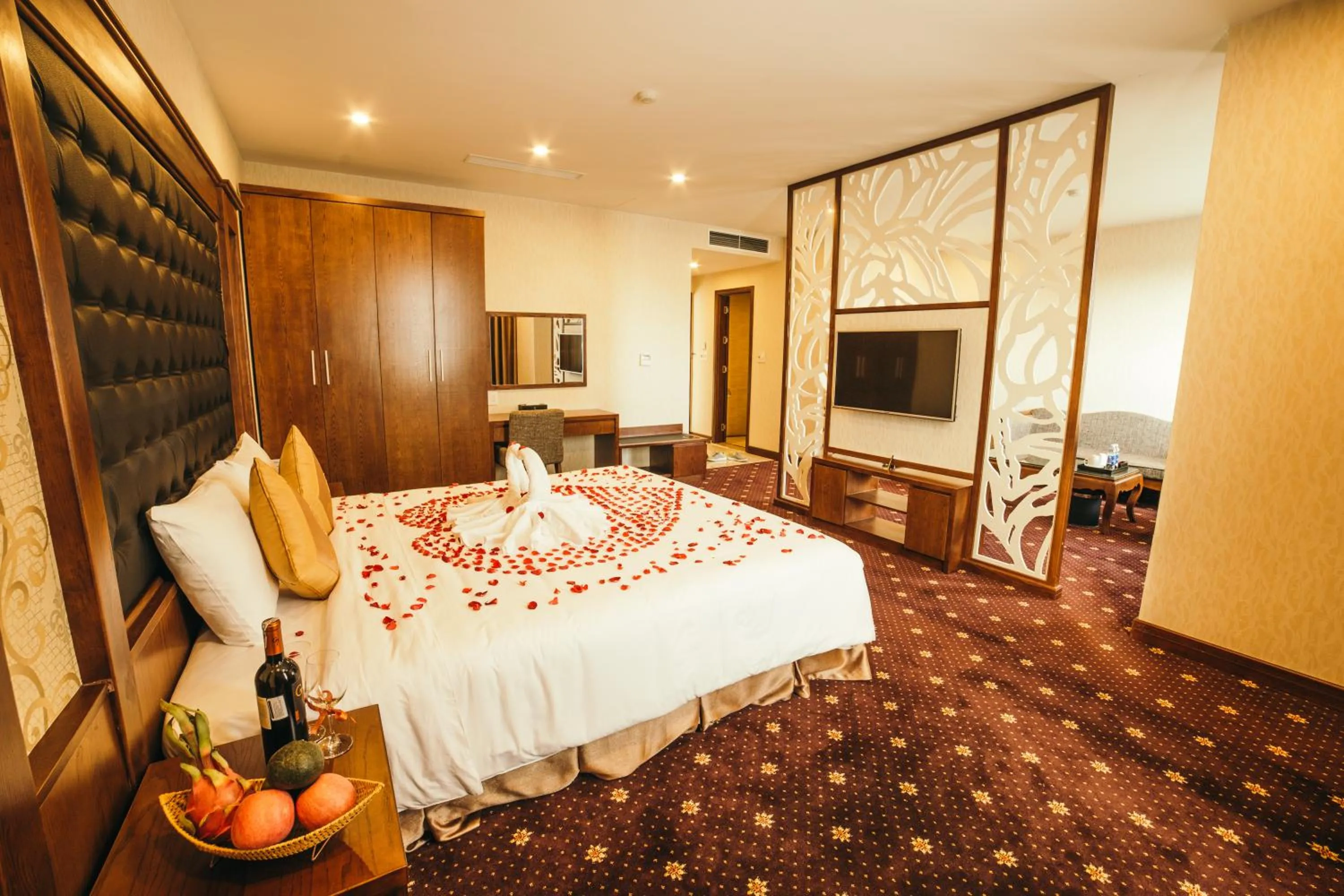 Communal lounge/ TV room, Bed in Grand Móng Cái Hotel