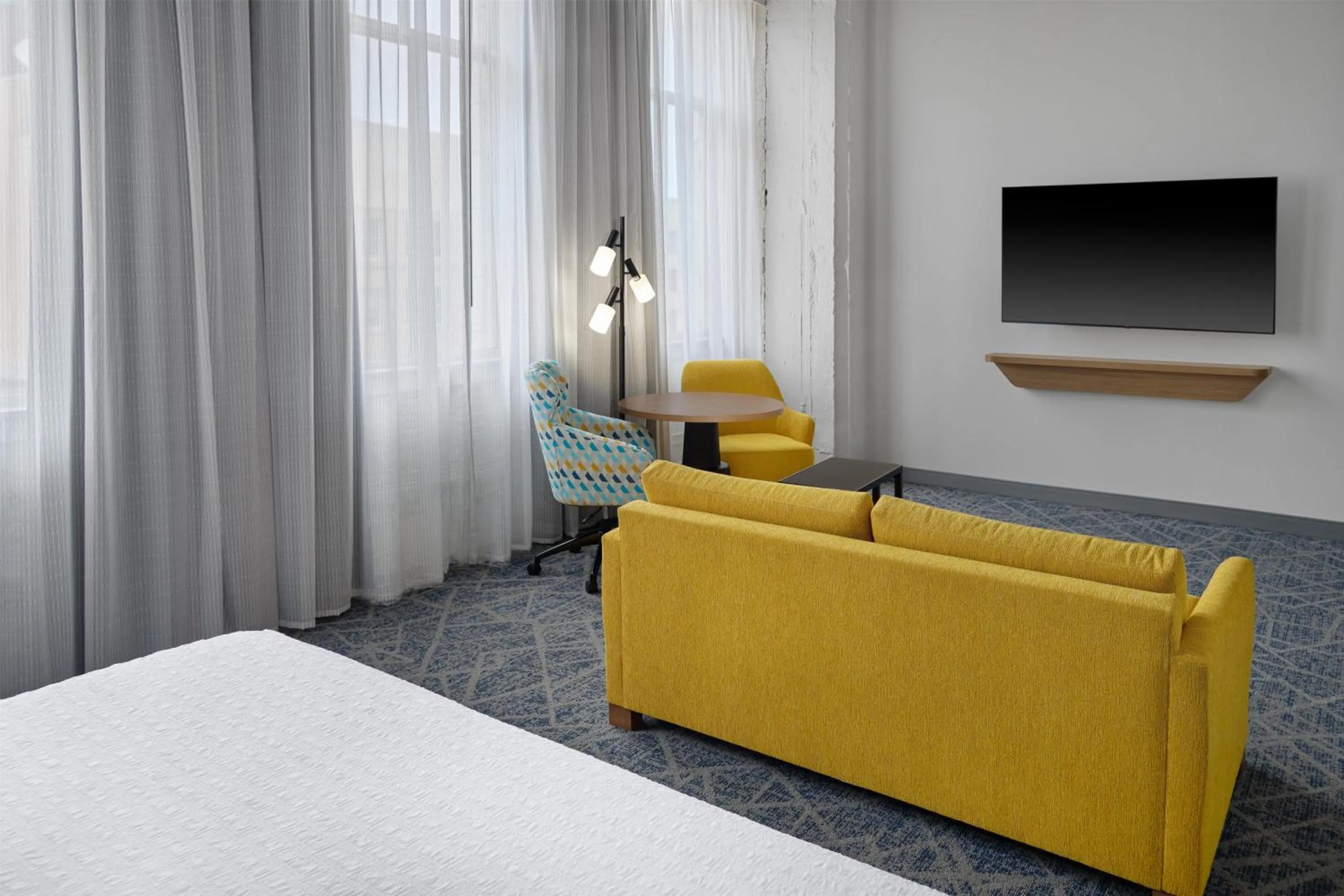 Living room, Bed in Hampton Inn by Hilton Lincoln Downtown