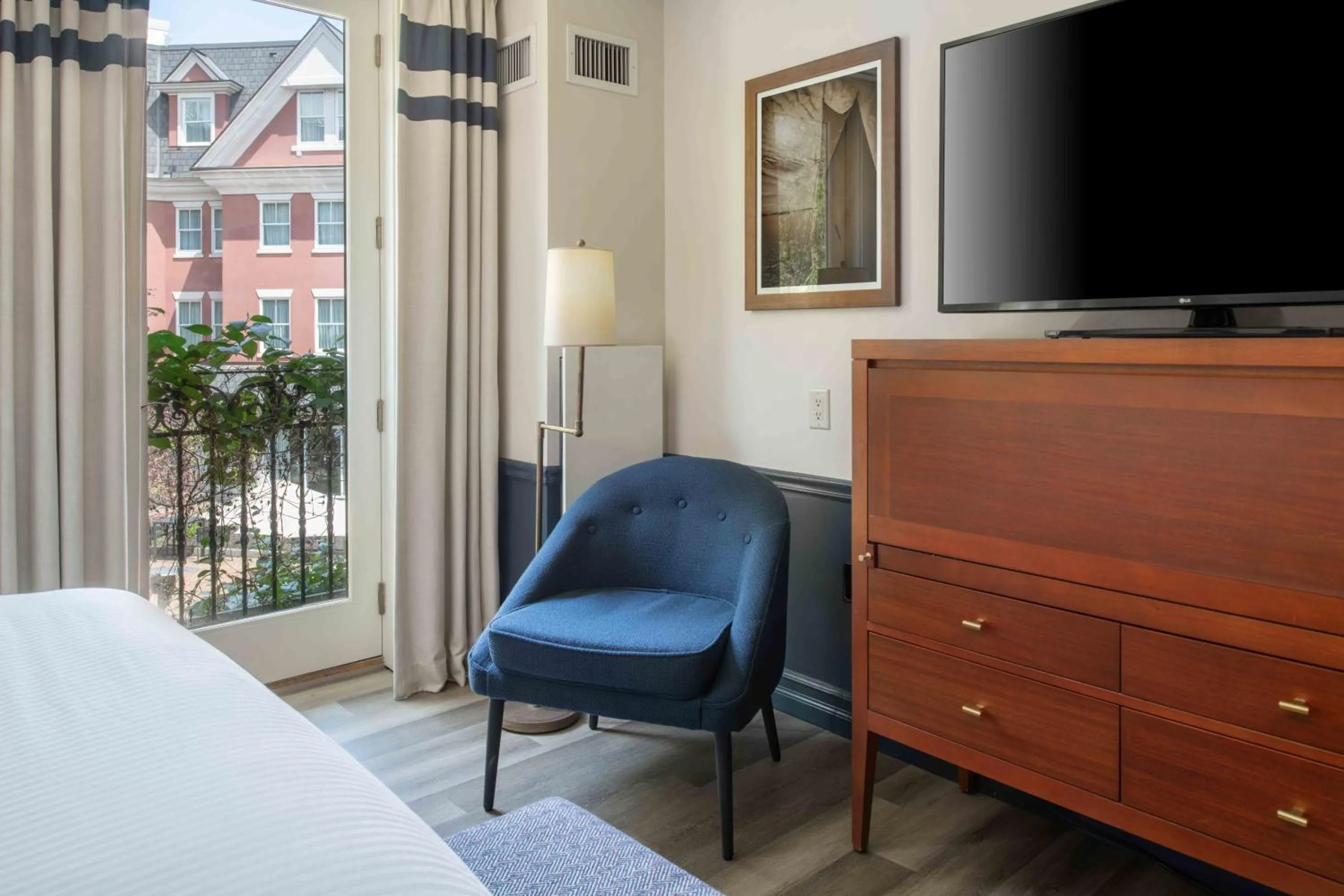Seating area, Bed in Portland Harbor Hotel
