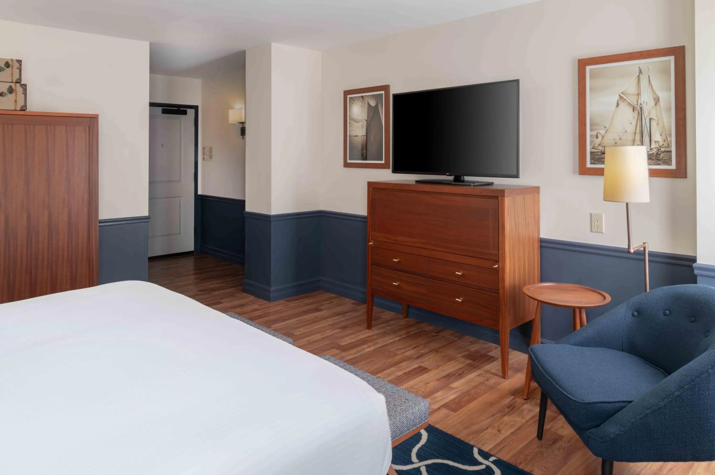 TV and multimedia, Bed in Portland Harbor Hotel