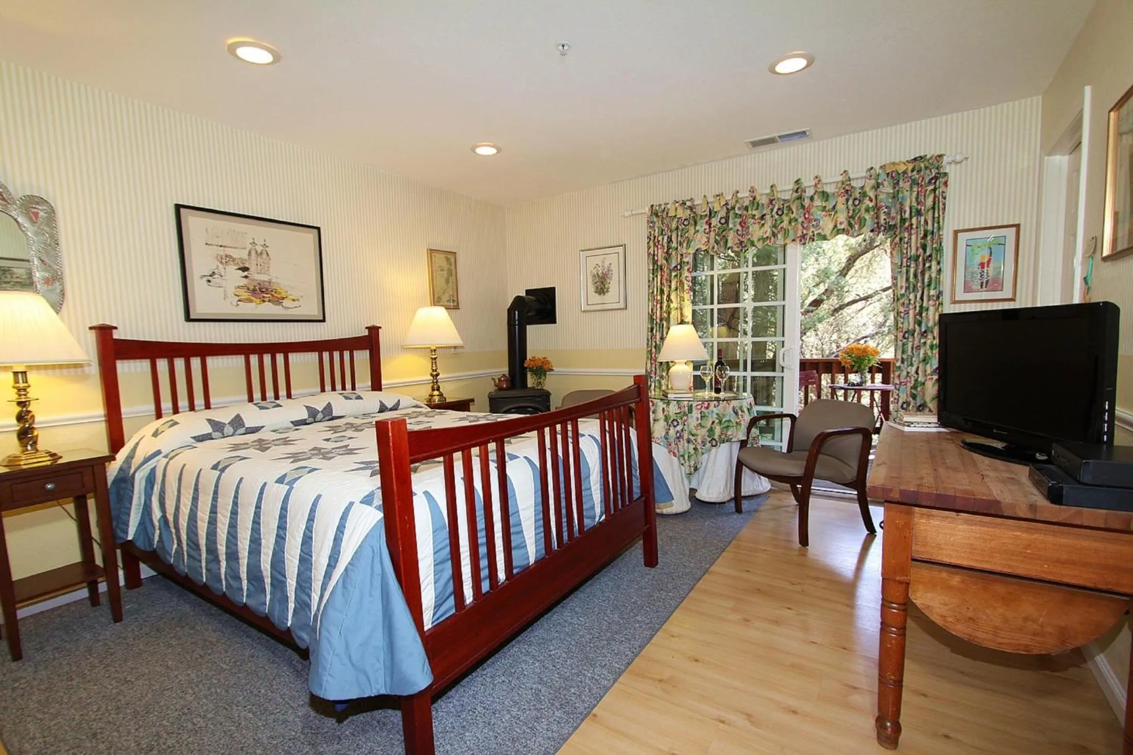 Photo of the whole room, Bed in McCaffrey House Bed and Breakfast Inn