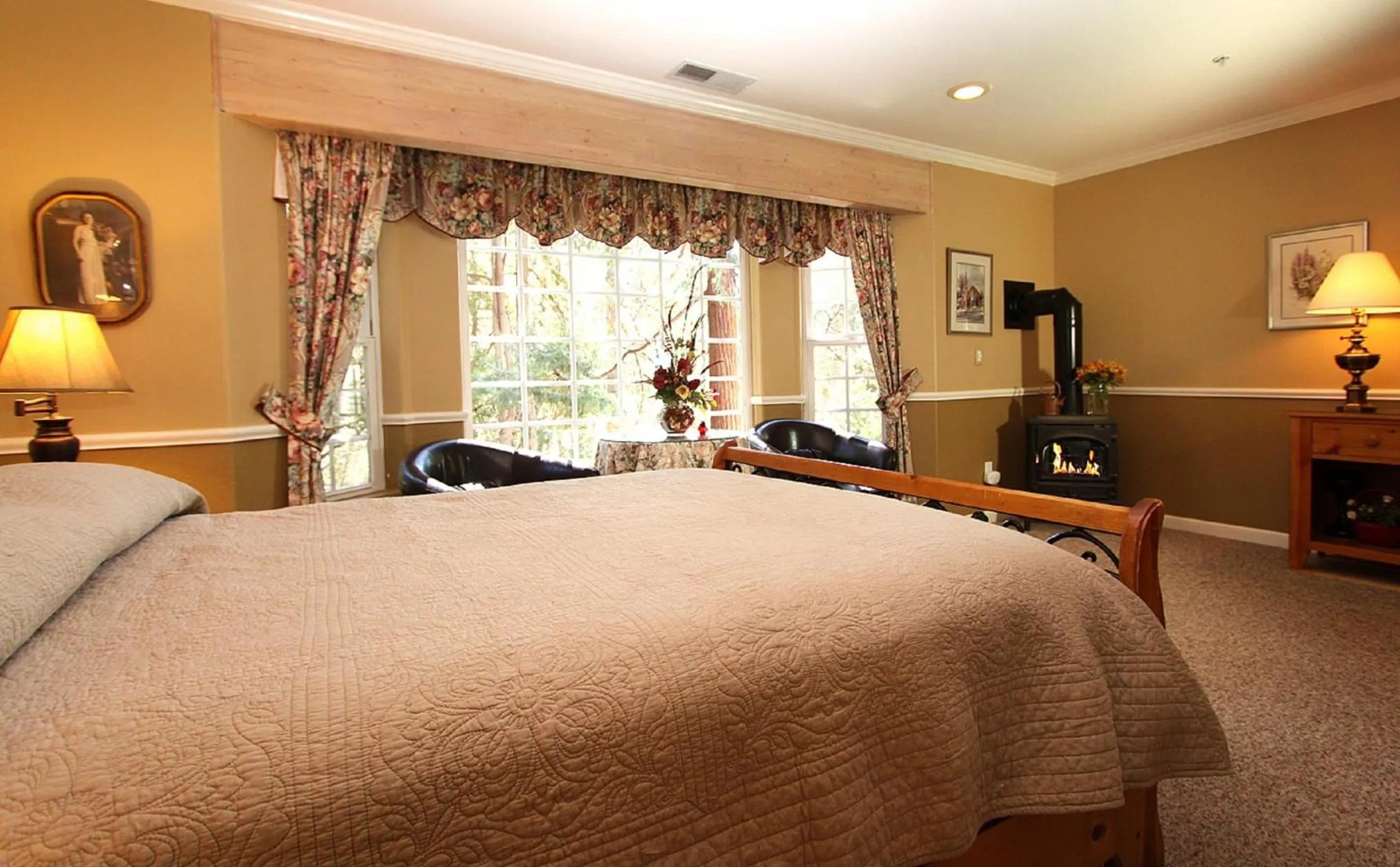 Photo of the whole room, Bed in McCaffrey House Bed and Breakfast Inn