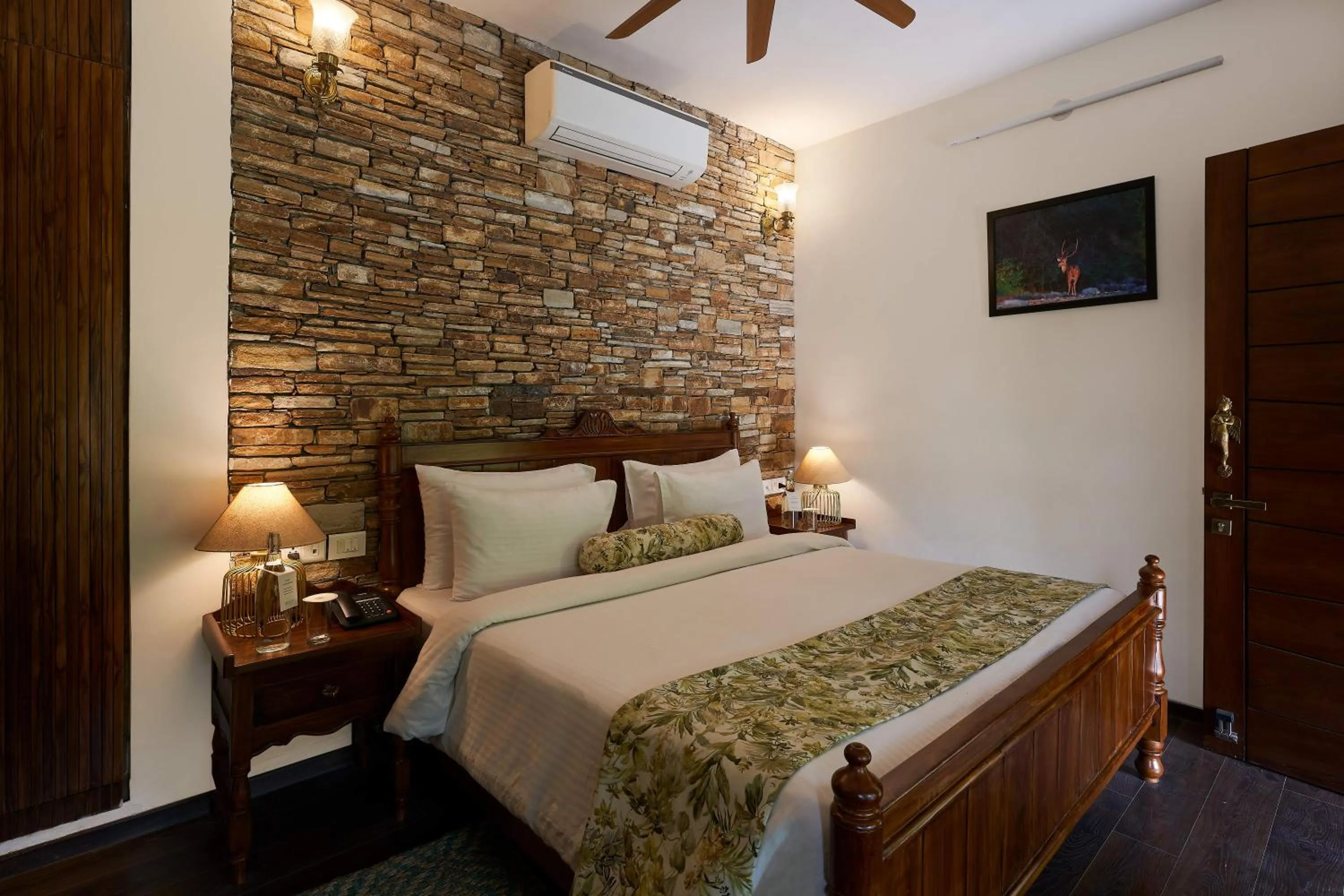 Bedroom, Bed in Tree of Life Ramvilas, Bandhavgarh