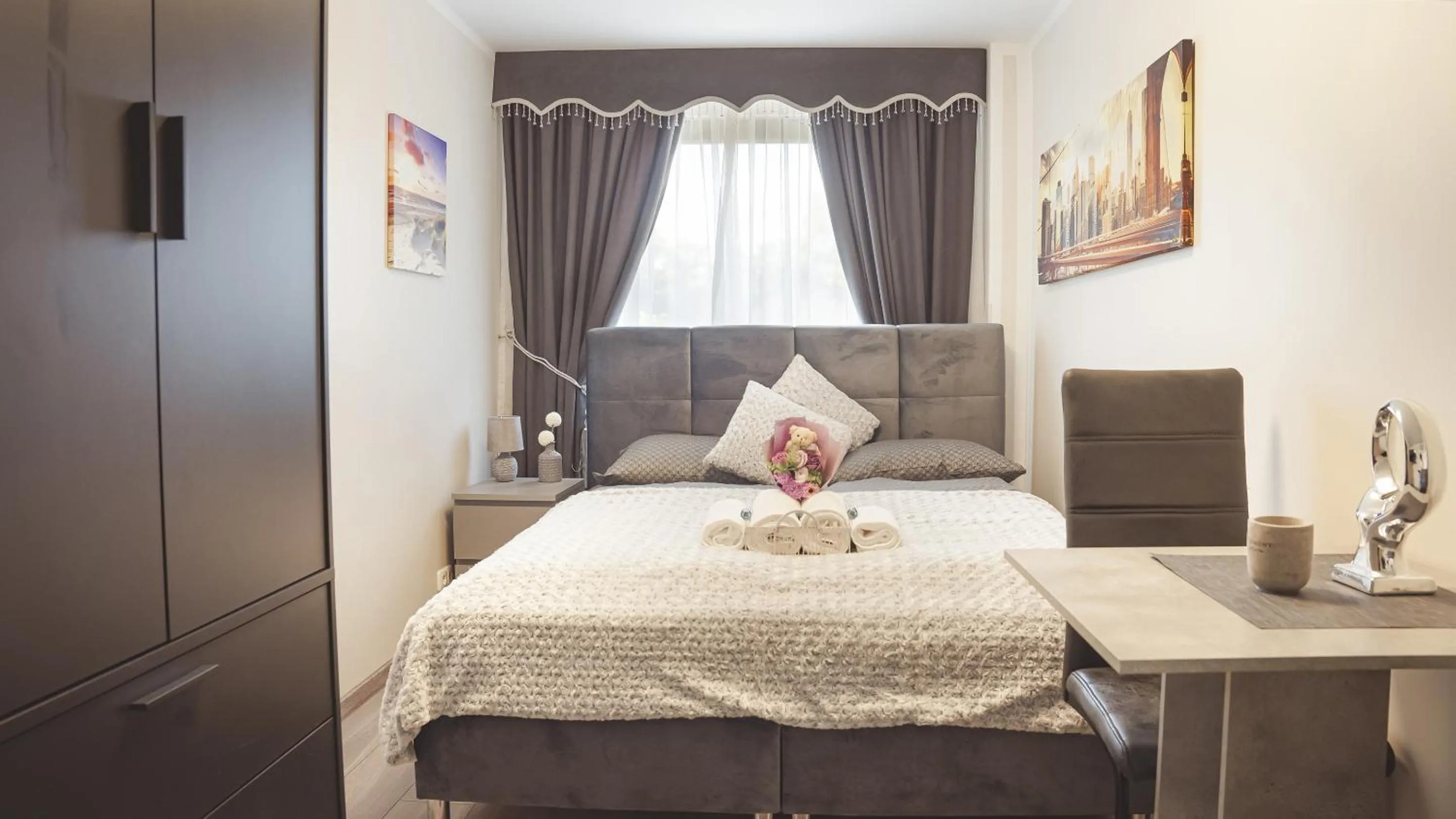 Bedroom, Bed in Amir Deluxe Motel