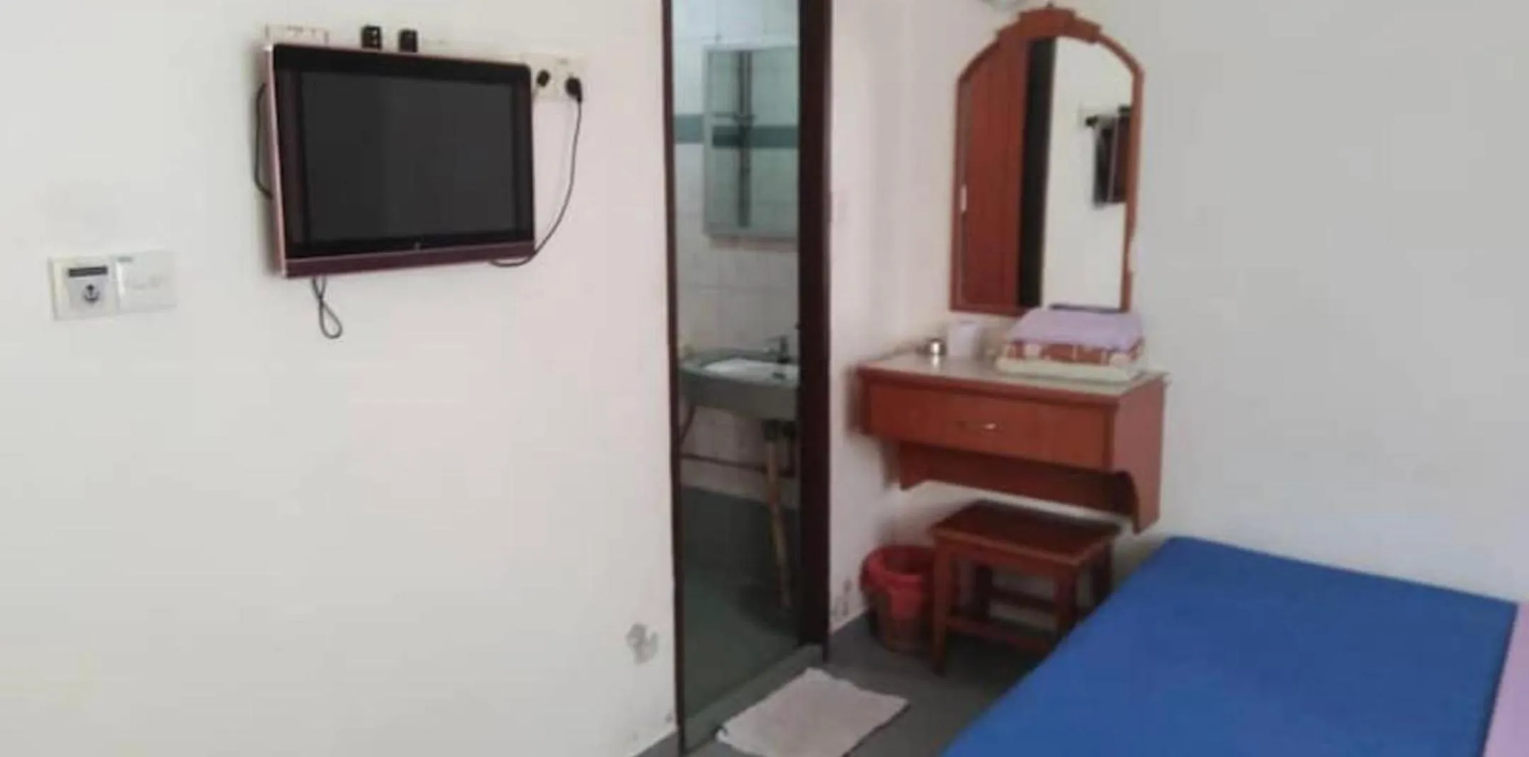 towels, Bed in Dung Fang Hotel