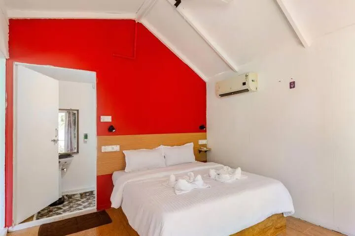 Bedroom, Bed in Sea Shades Cottages I Private Jacuzzi