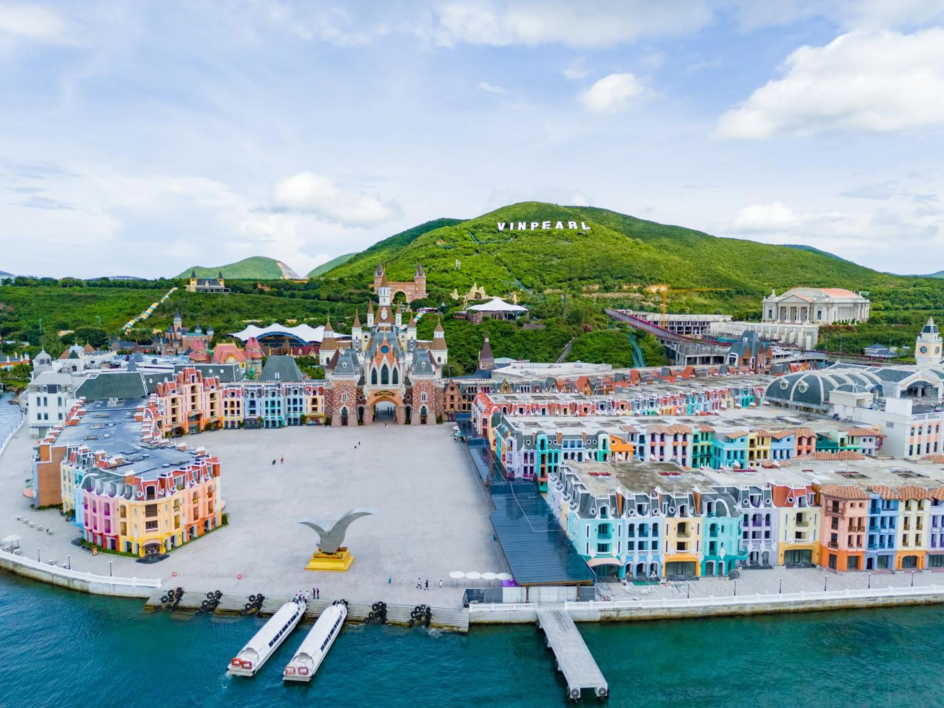 Entertainment in Vinpearl Resort & Spa Nha Trang Bay