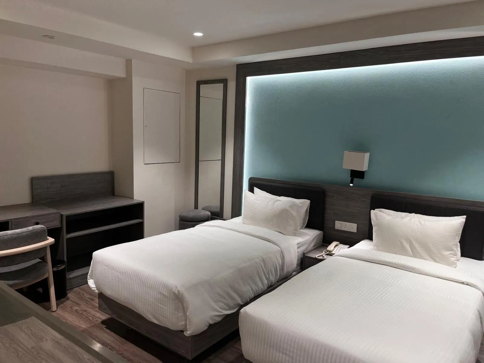 Photo of the whole room, Bed in Sunday Hotel & Residences by CheckIn Gurugram