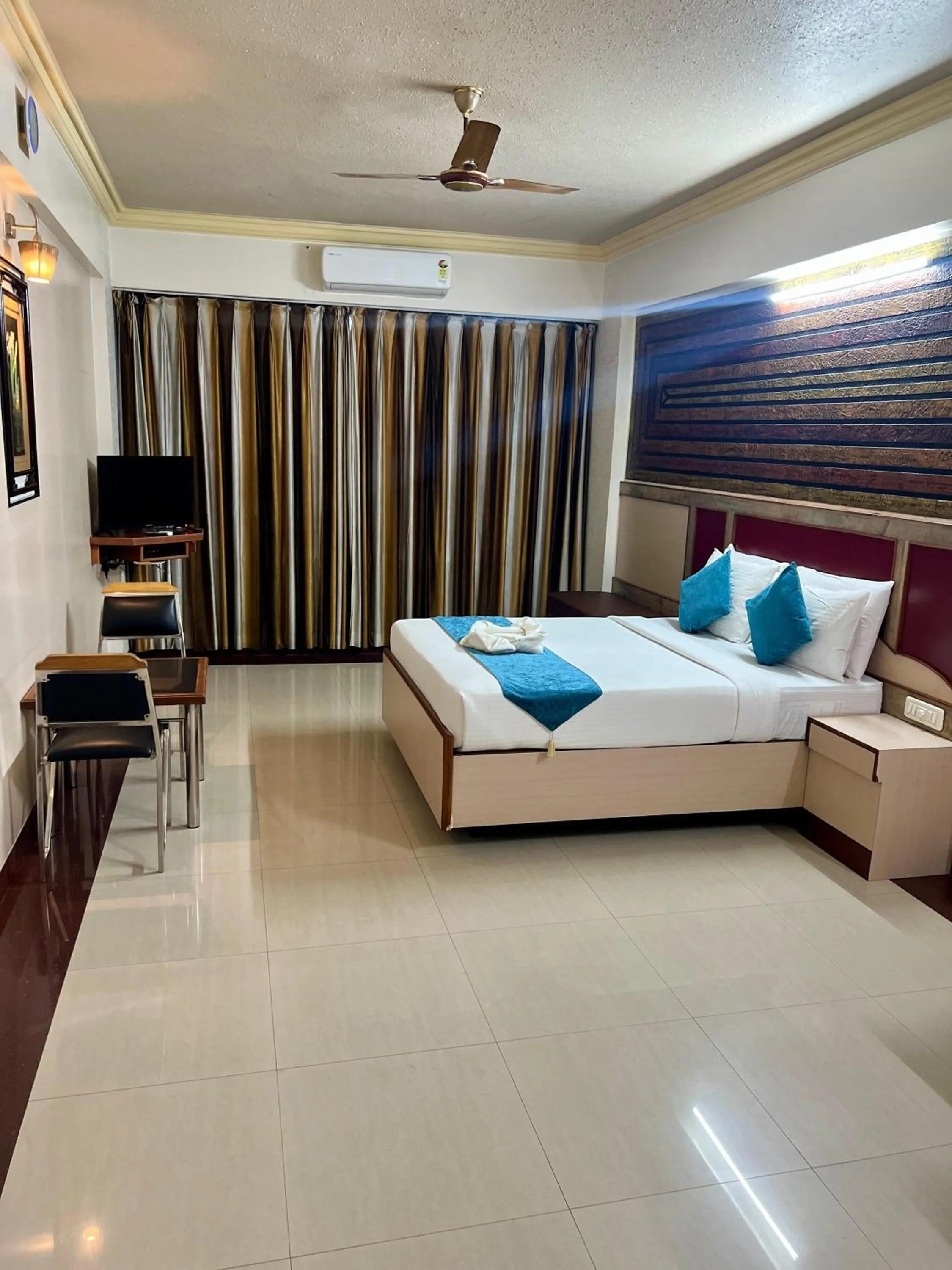 Photo of the whole room, Bed in The Grand Krishna Rooms