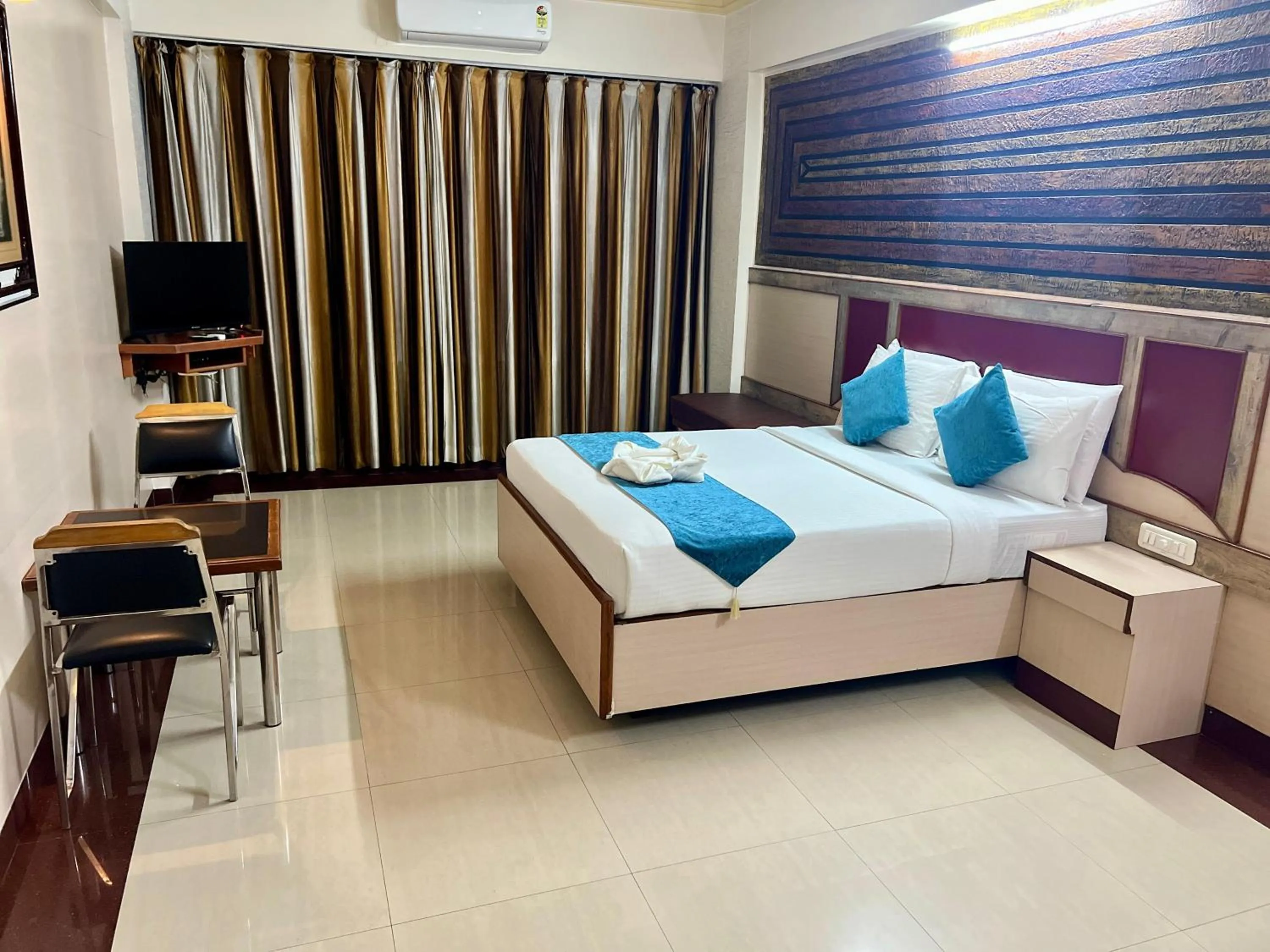 Photo of the whole room, Bed in The Grand Krishna Rooms