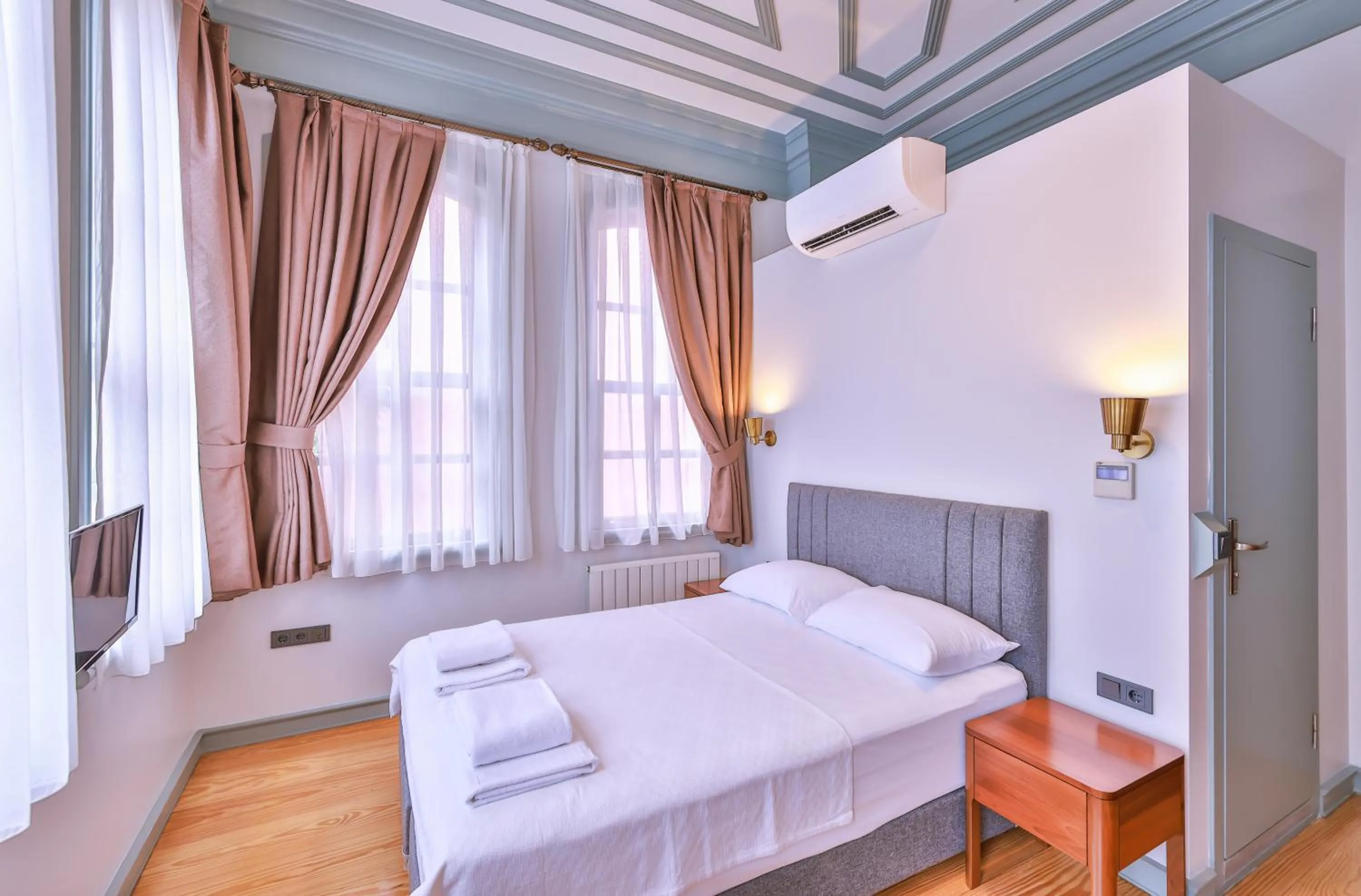 Bedroom, Bed in Va Mansion