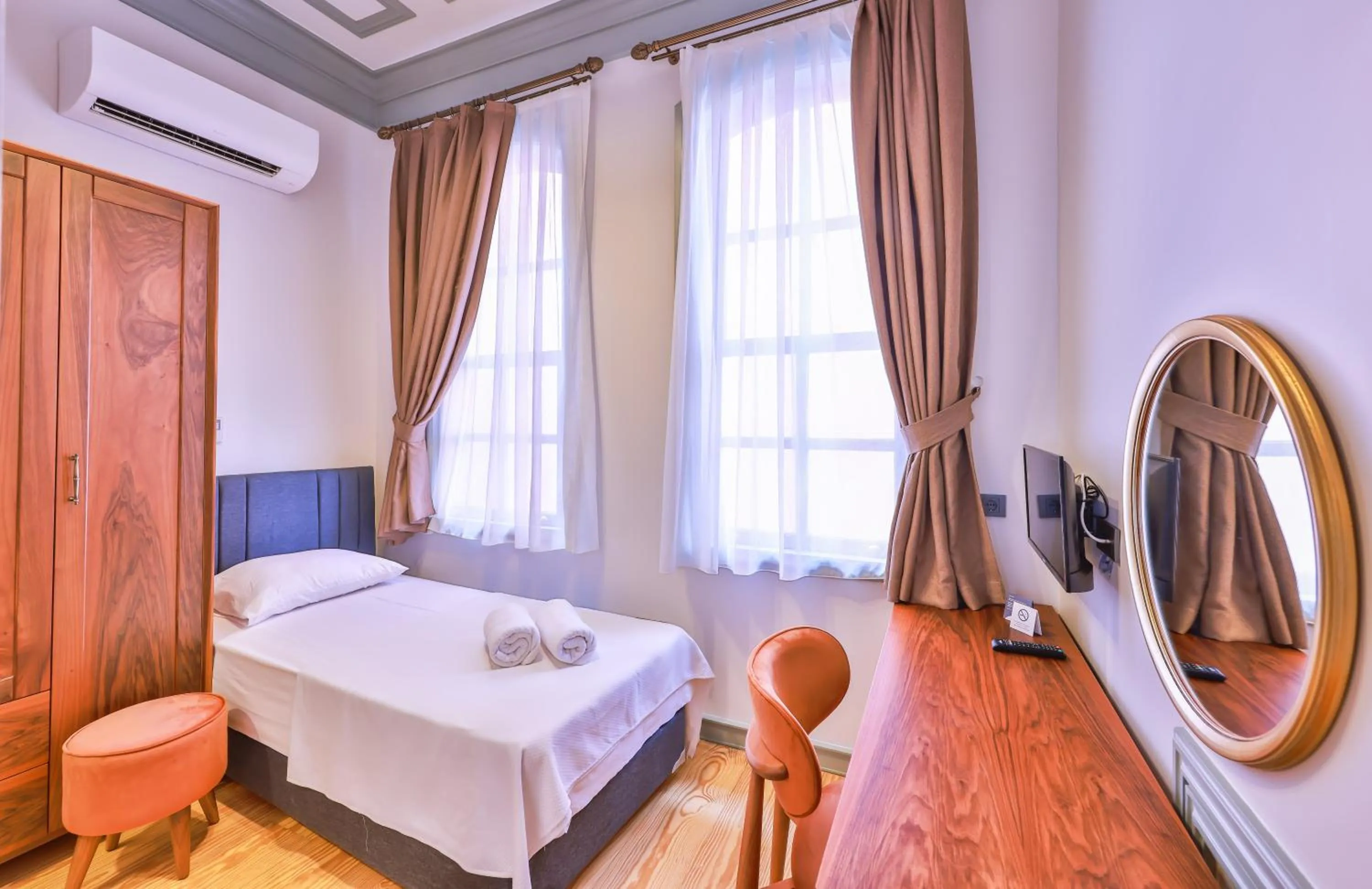 Photo of the whole room, Bed in Va Mansion